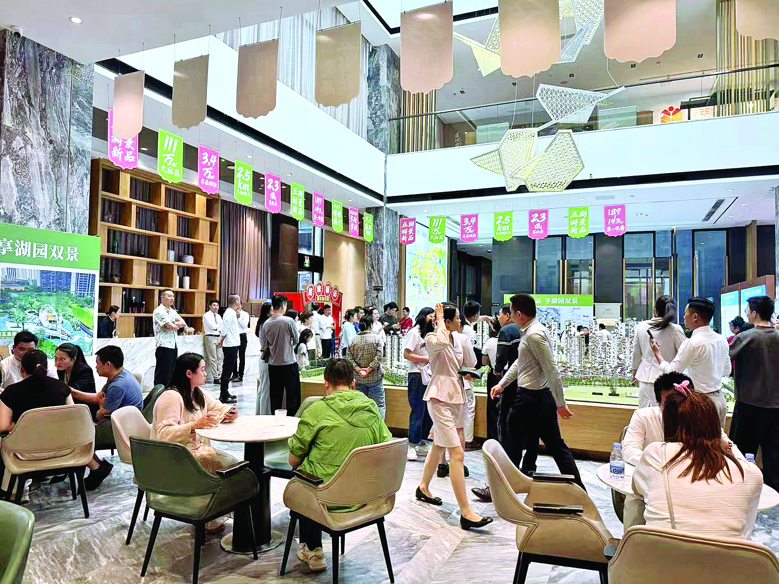     ▲人才房票政策加持，大亚湾楼市客户来访量持续攀升。    惠州日报记者匡湘鄂 摄