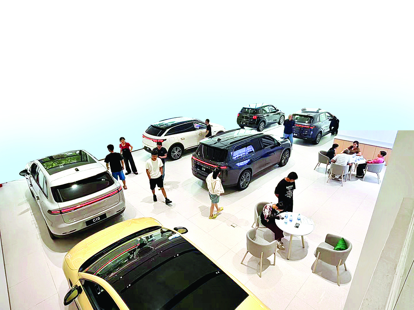     ▼市民咨询体验新能源汽车。    惠州日报记者曾静妍 摄