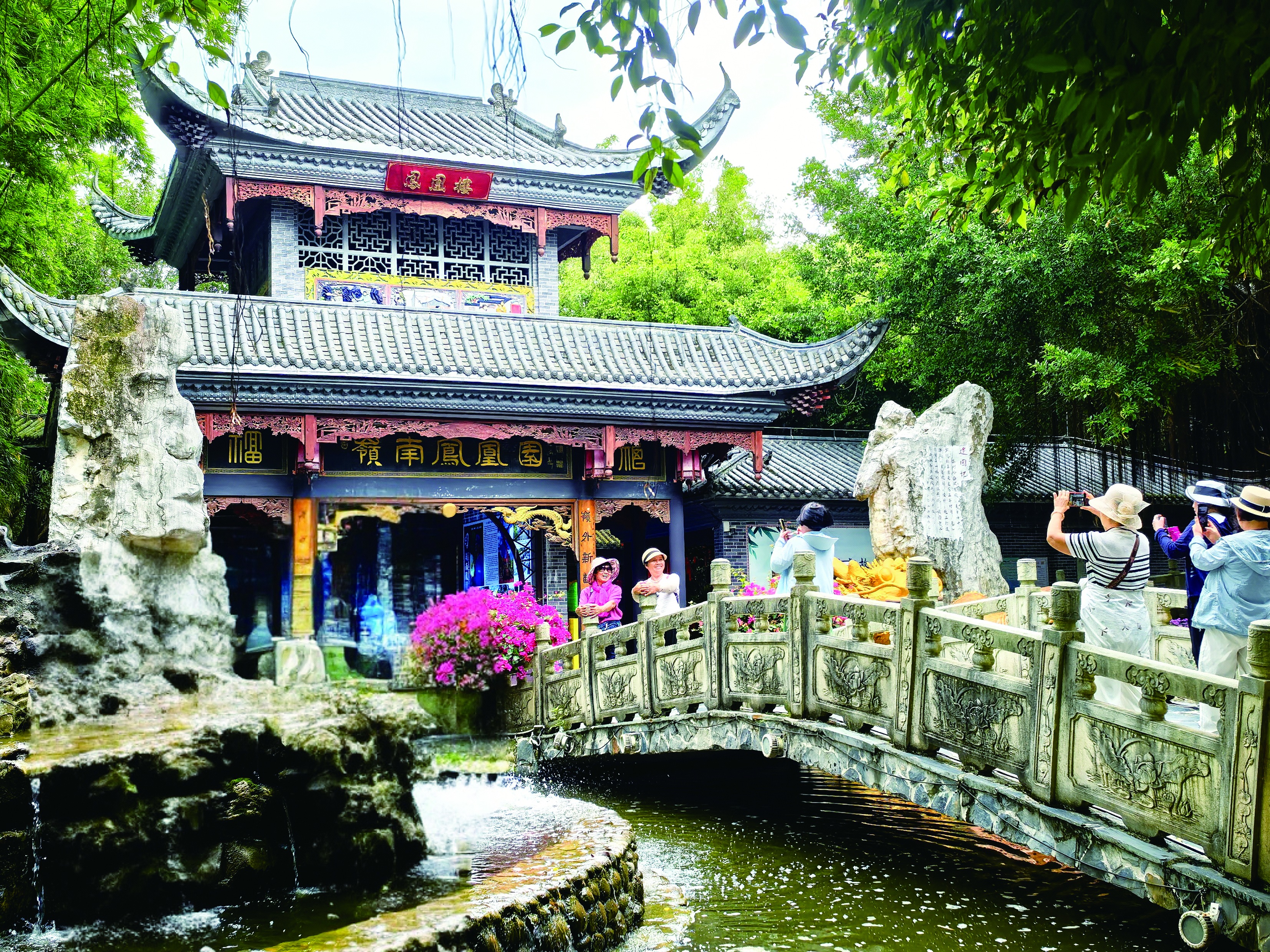     团友们在凤凰园游览。郭金和 摄