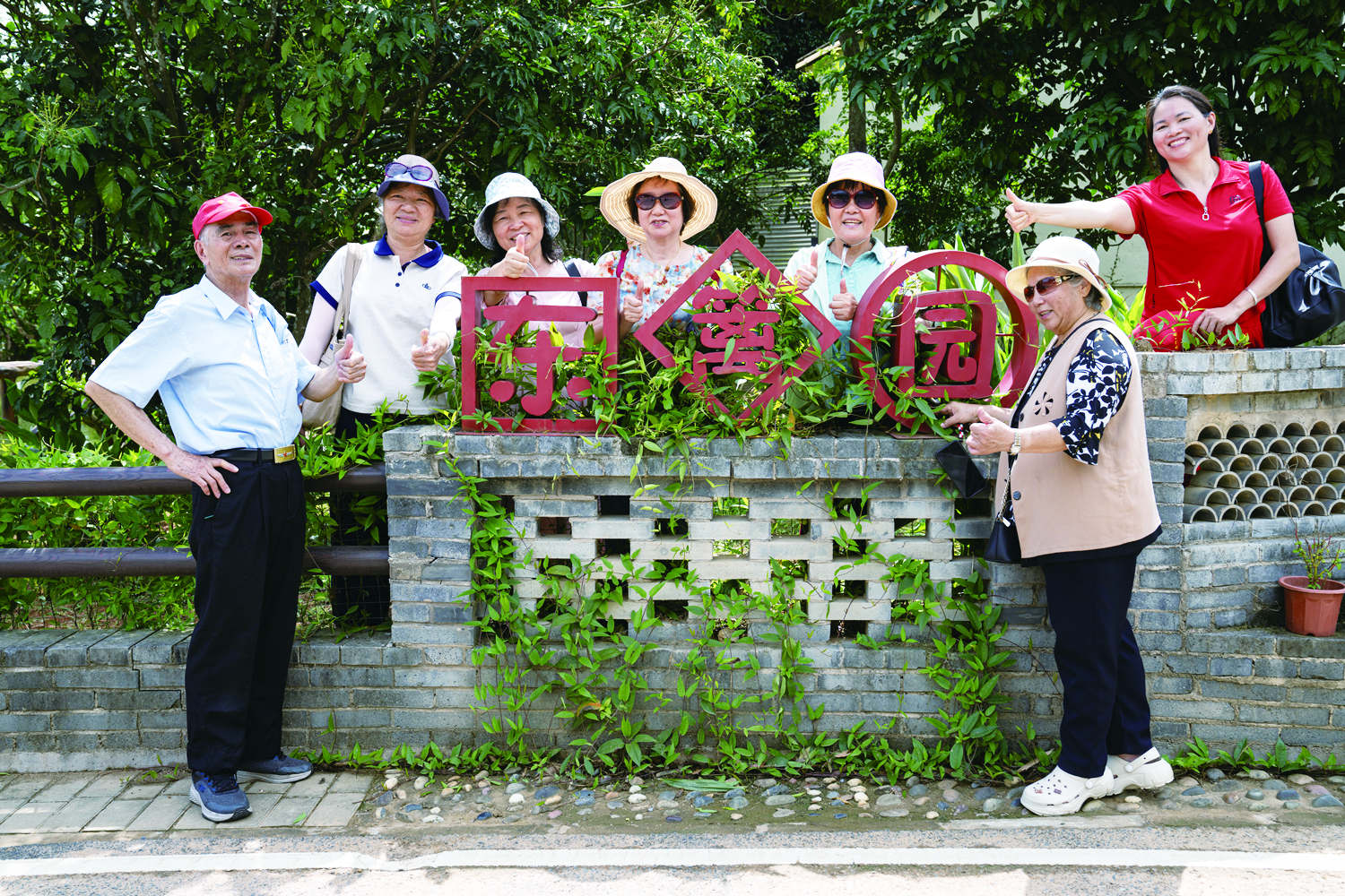     团友们在车村村东篱园。杨启光 摄