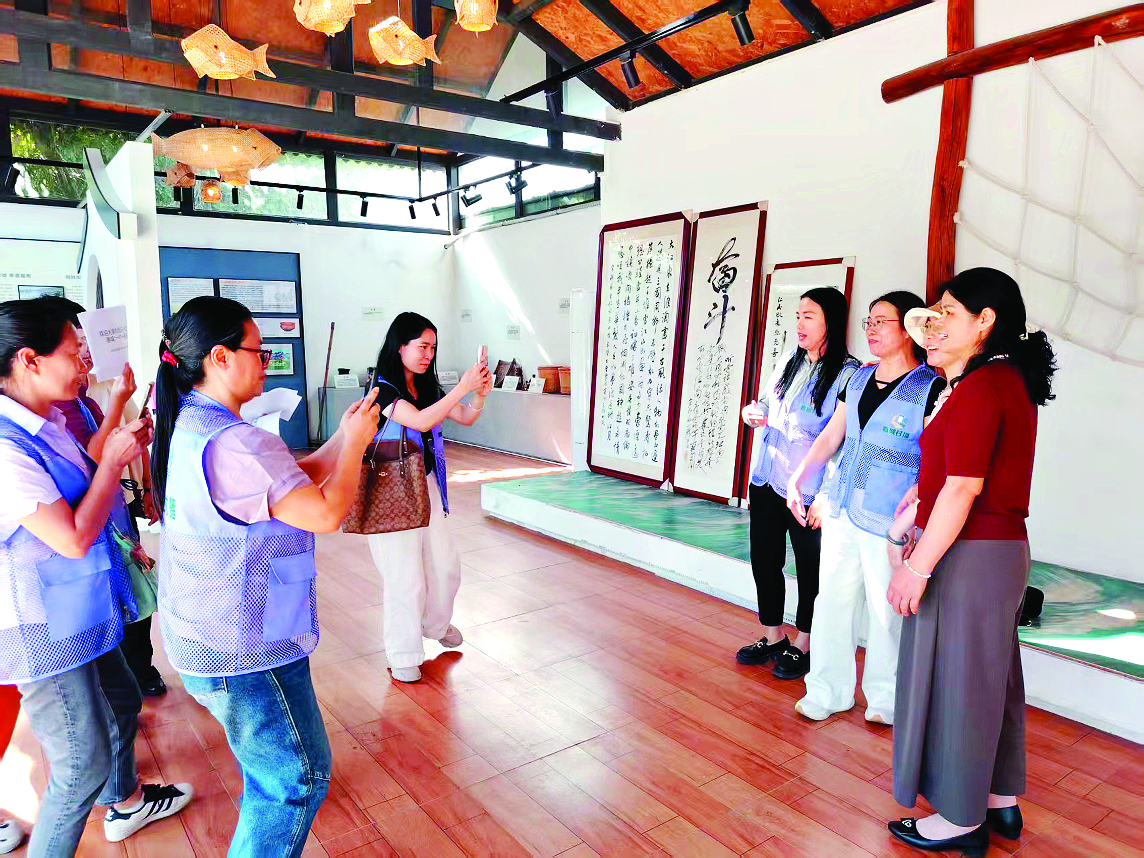     学员们现场学习短视频拍摄技巧。