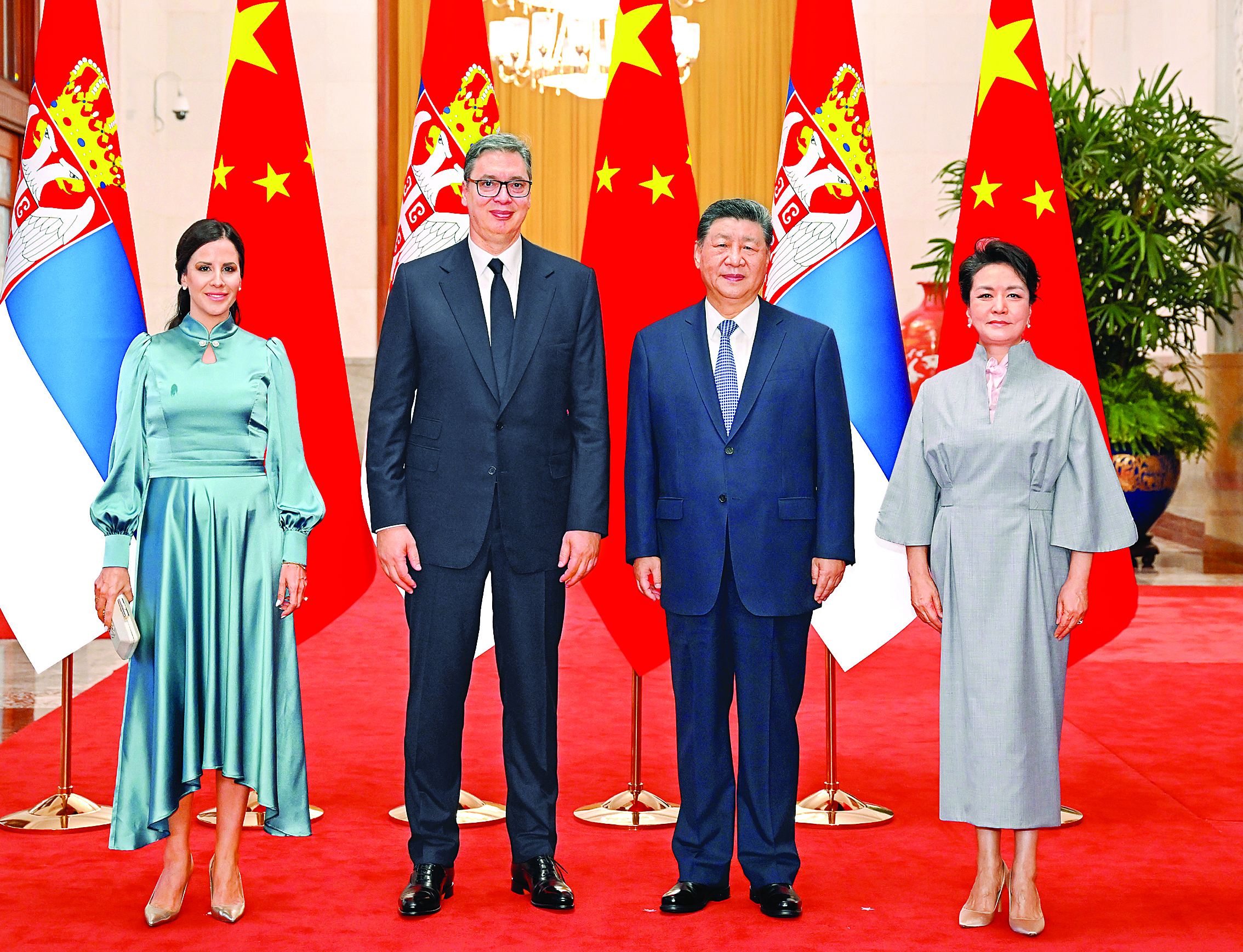     5月25日下午，国家主席习近平在北京人民大会堂同来华进行国事访问的塞尔维亚总统武契奇举行会谈。这是会谈前，习近平和夫人彭丽媛同武契奇和夫人塔玛拉合影。新华社发