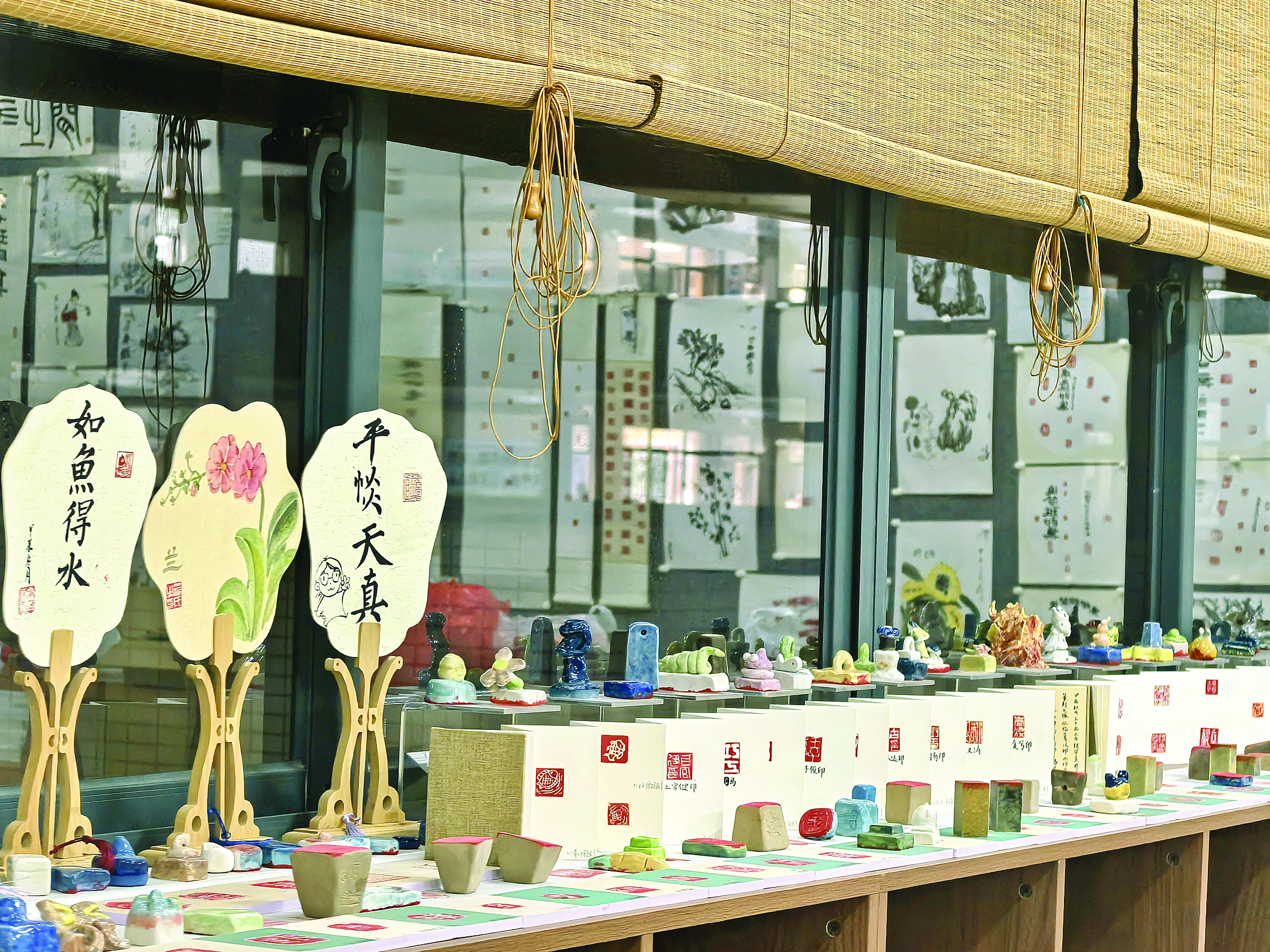     学校将篆刻与陶艺这两门传统艺术纳入第二课堂体系。