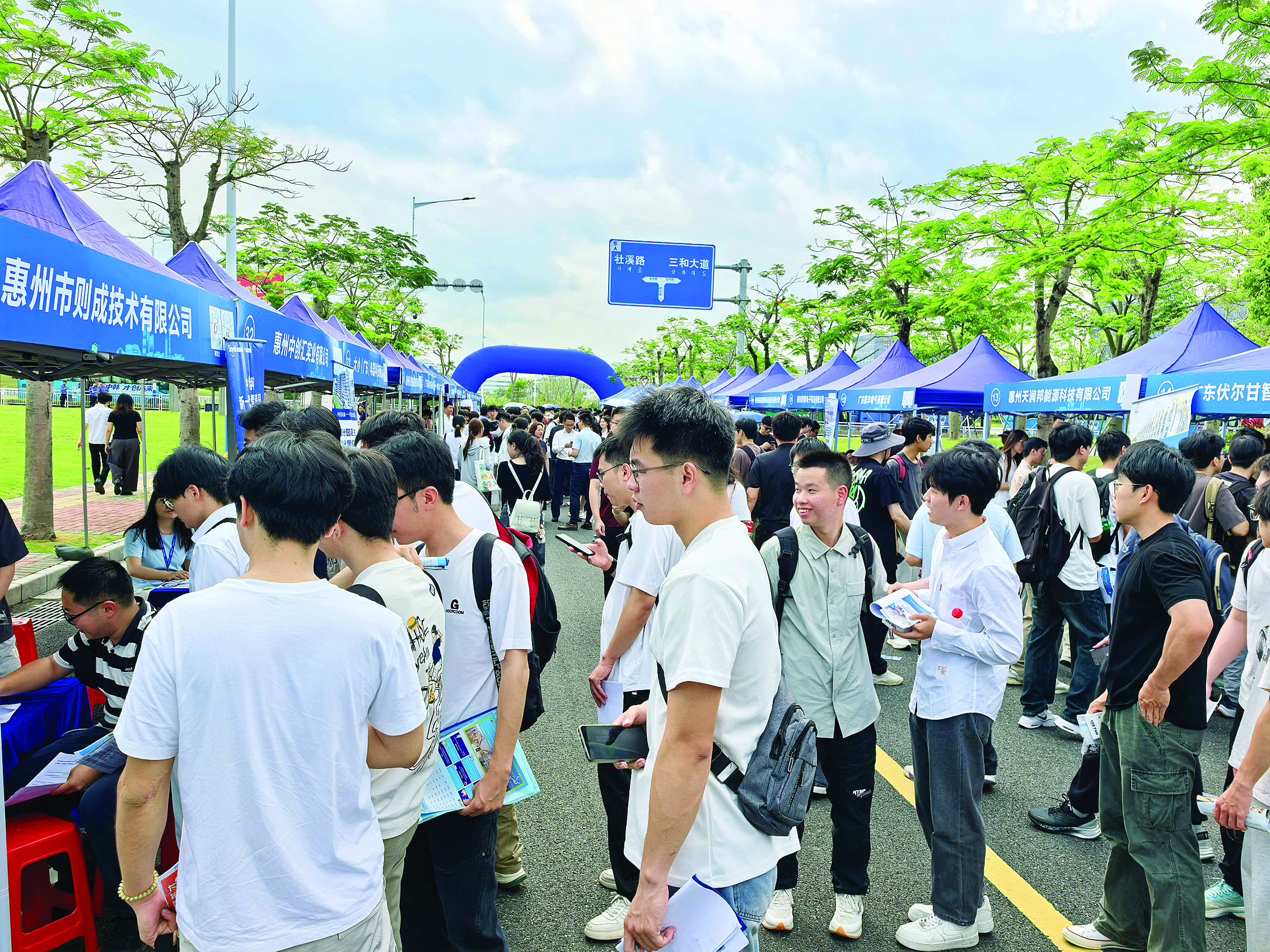     仲恺积极开展校园招聘、直播带岗、校企对接活动等公共就业服务活动，全方位拓宽引才渠道。