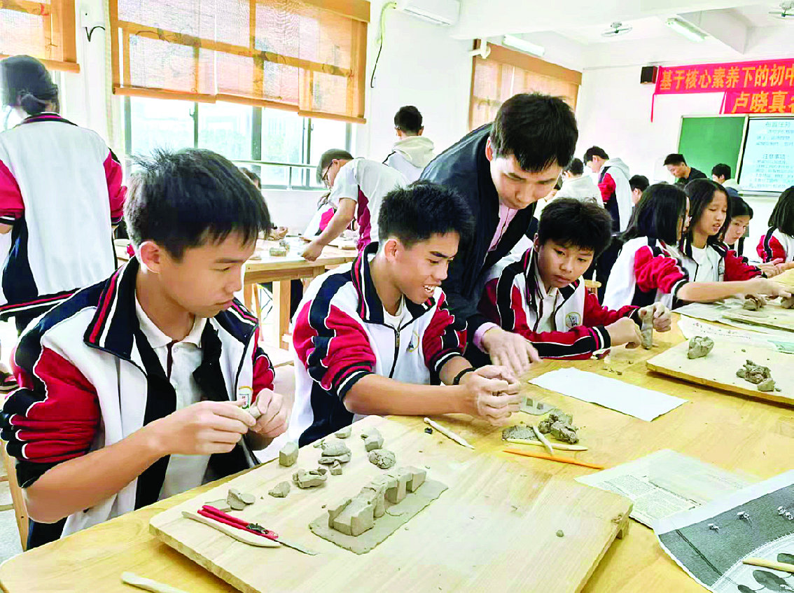     学校将篆刻与陶艺这两门传统艺术纳入第二课堂体系。