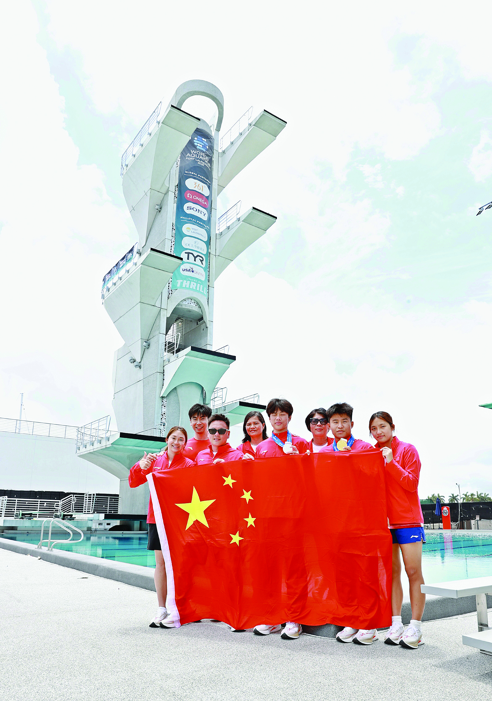 <p>    陶柏菁（右二）。 本组图片 惠州日报记者许文昌 摄</p>