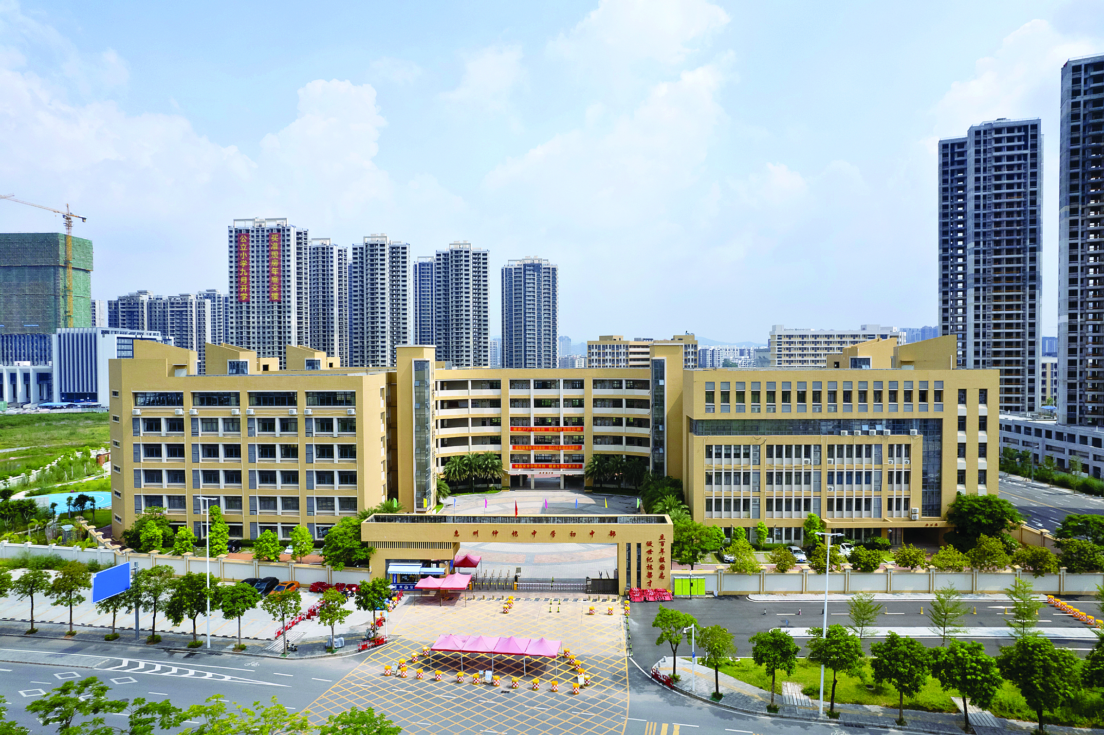     这是仲恺附中直面“沉闷课堂”痛点、执着追寻“好的教育”答案的生动缩影。