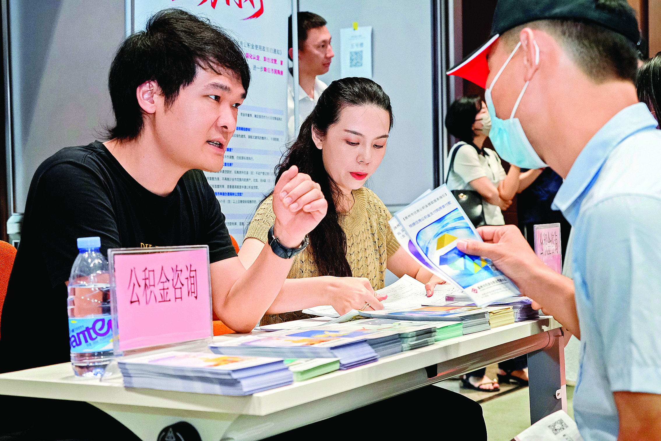     惠城区安居置业购房节现场，市民在咨询了解公积金政策。