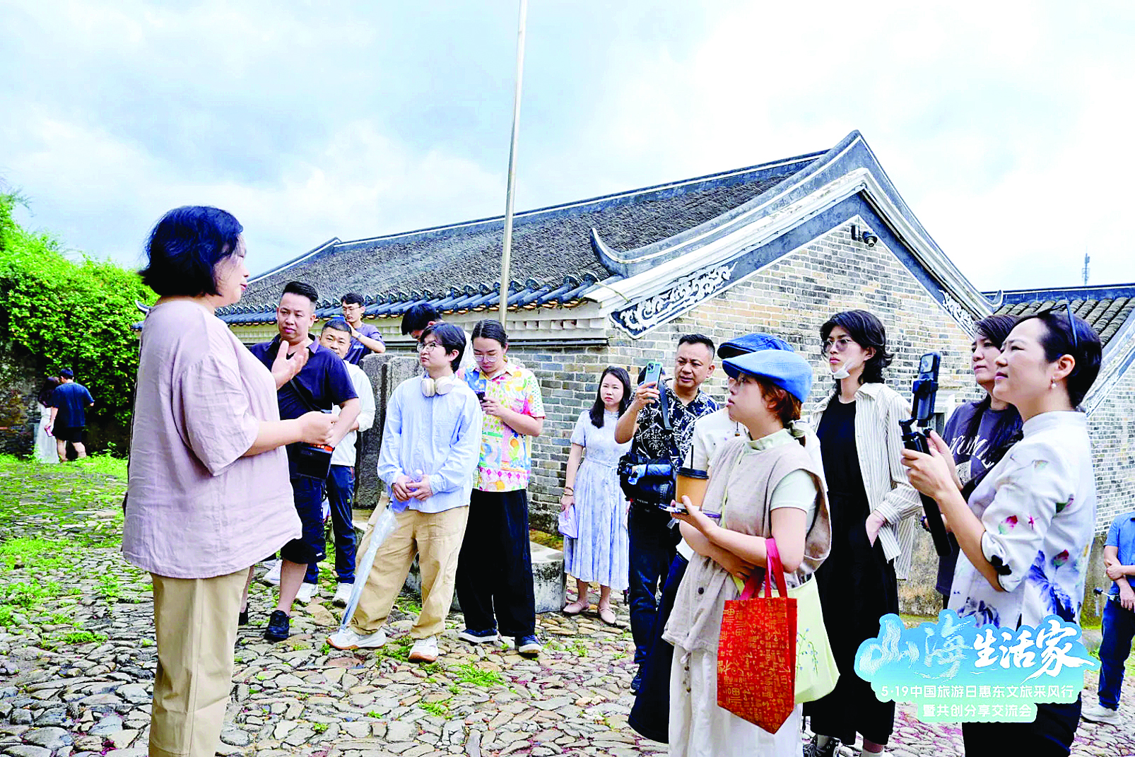     采风团在皇思扬古围村采风。惠州日报记者蔡伟健 通讯员邓心怡 李海澄 摄