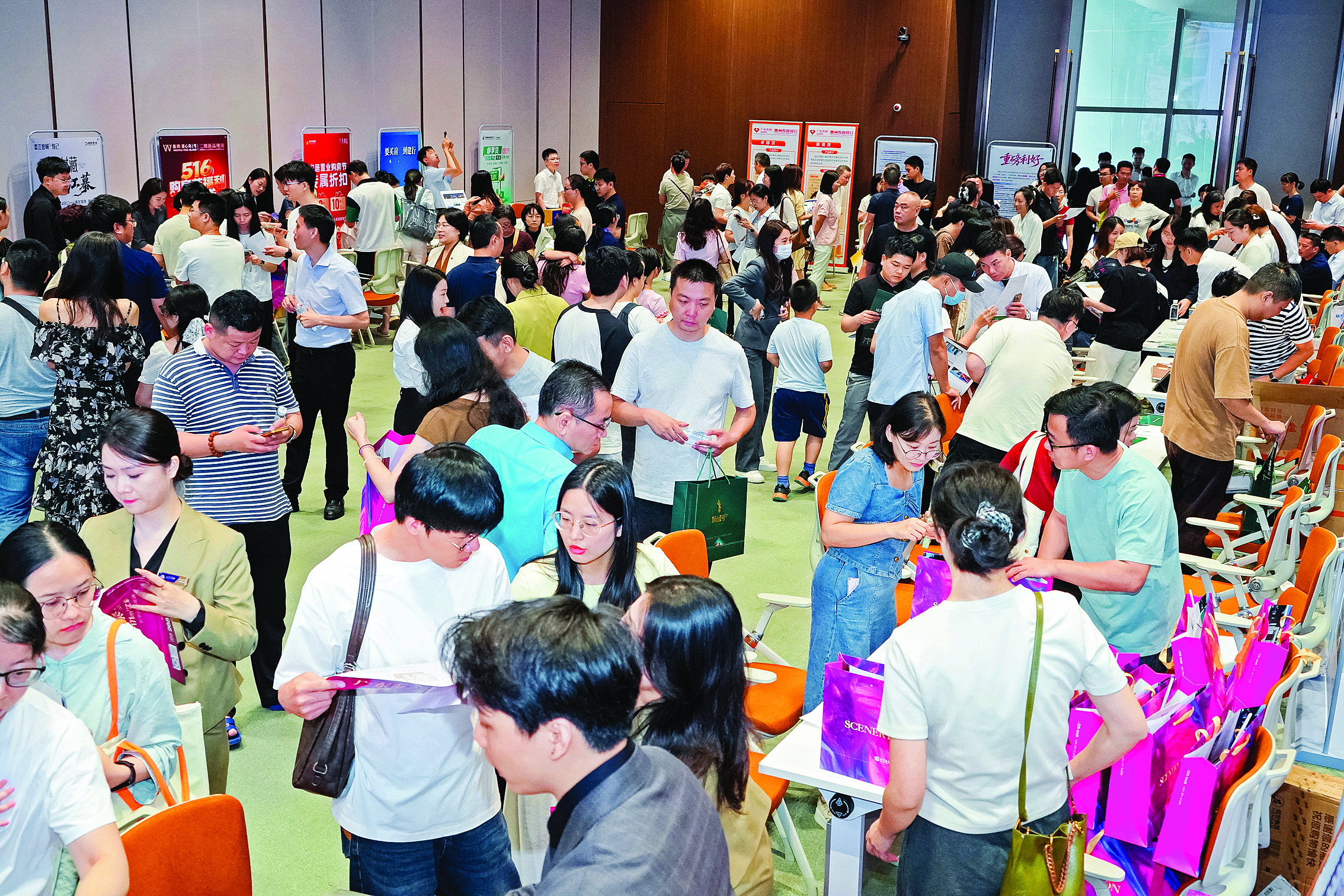     惠城区安居置业购房节现场，众多市民在咨询了解楼盘情况。