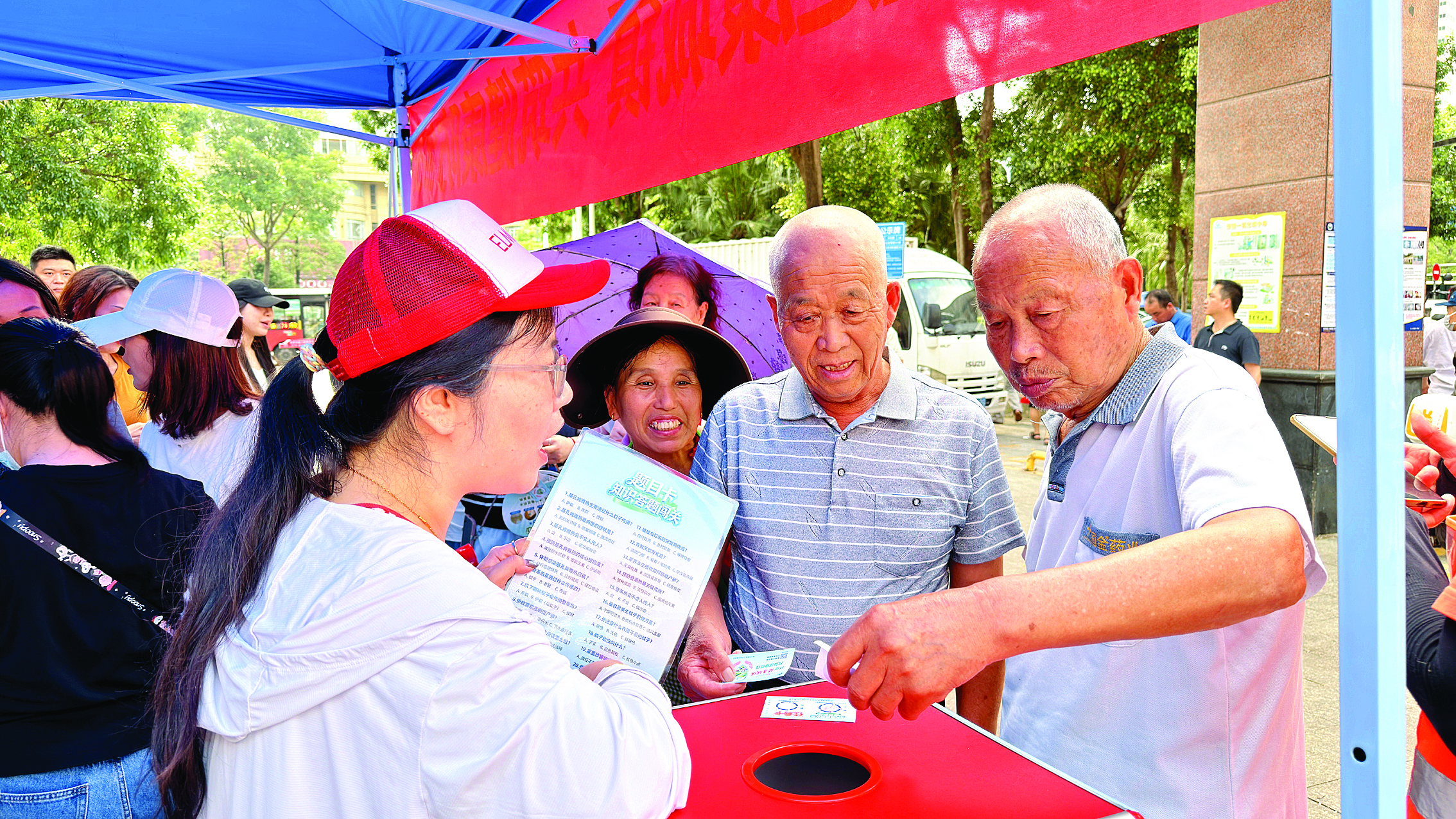     市民答题闯关后抽奖。惠州日报记者张艺明 摄