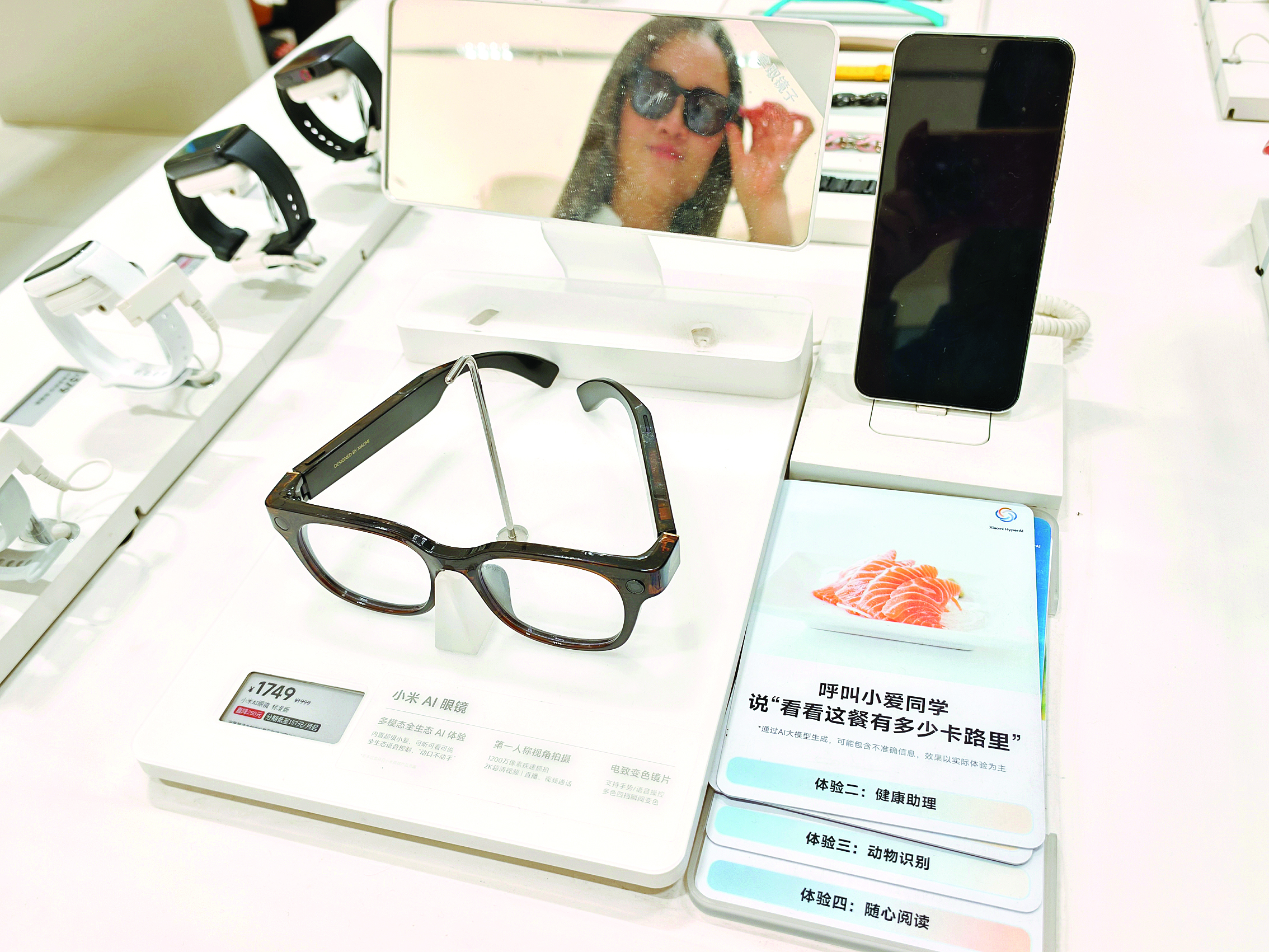    顾客拿起AI眼镜体验录像和音乐功能。