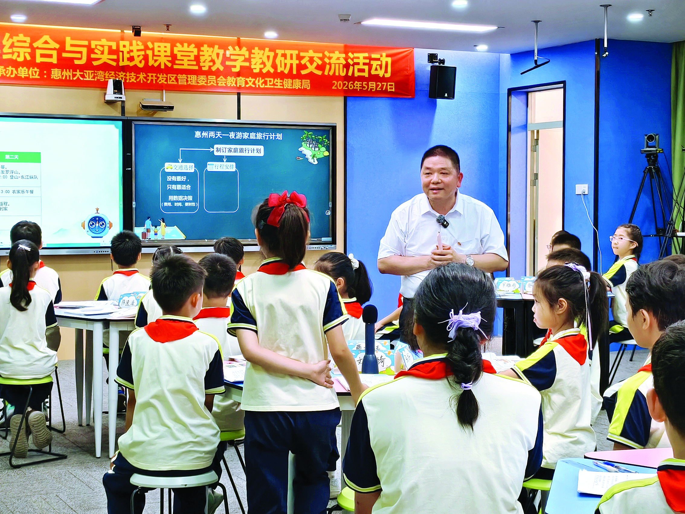     黄炯辉引导孩子在旅游的真实情境中培养数学思维。    惠州日报记者张宇琪 摄