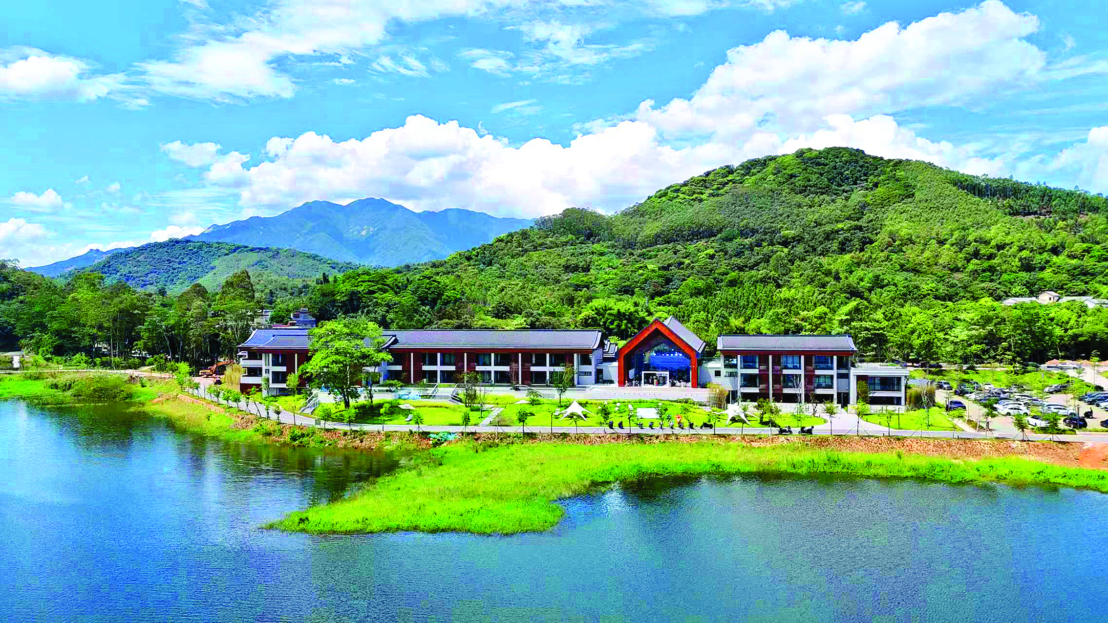    218最美旅游公路显岗水库驿站。