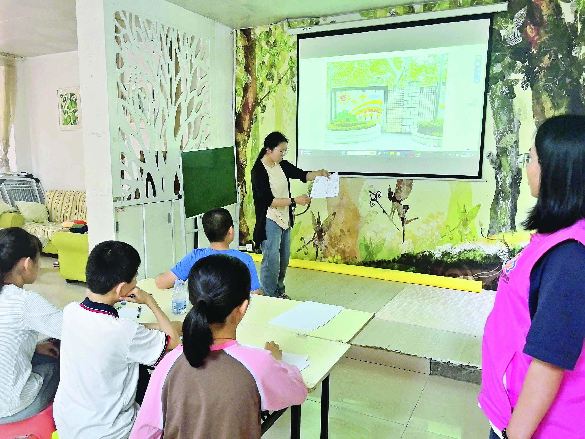     孩子们展示使用AI设计的“儿童一角”。