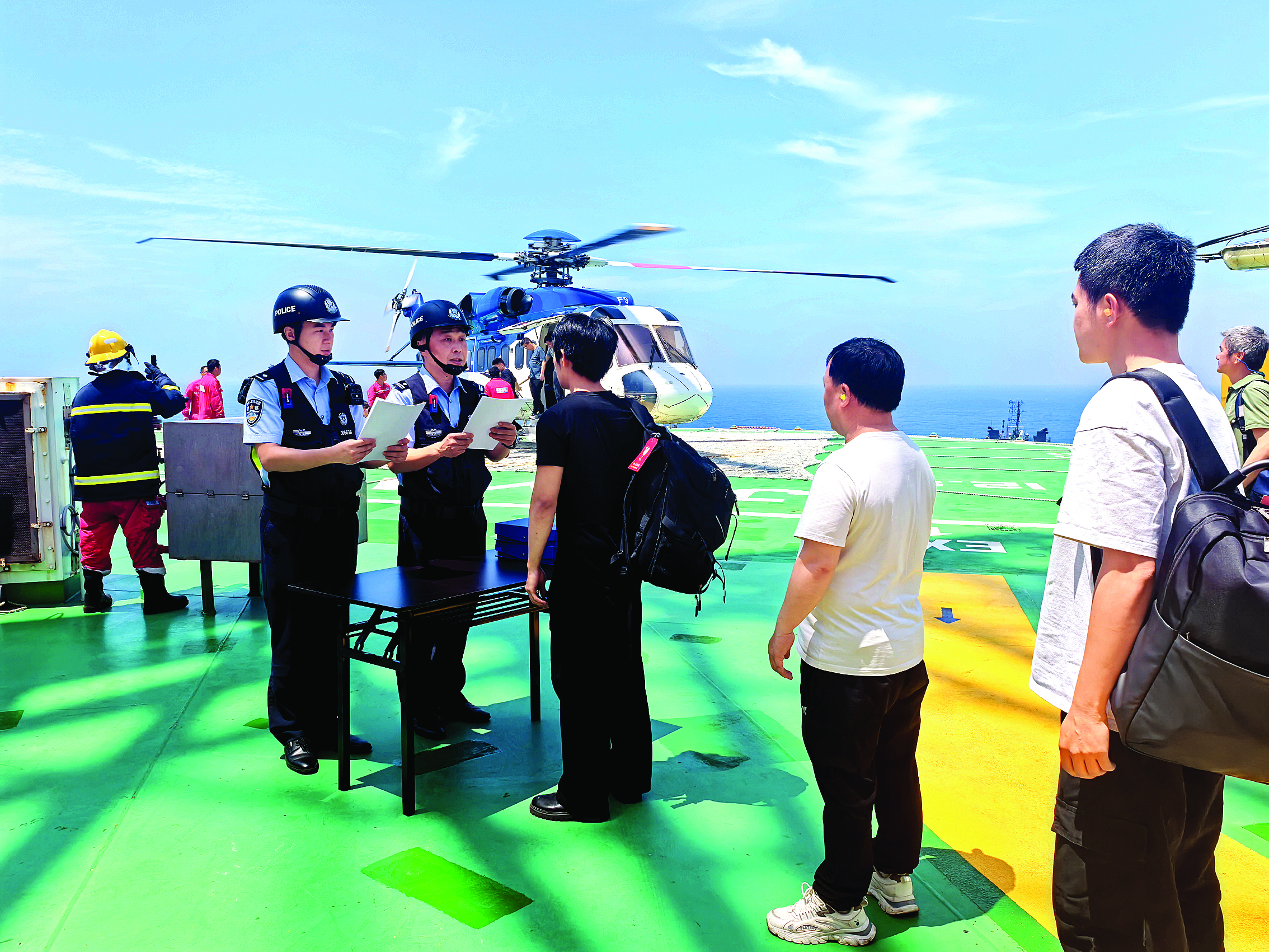     惠州边检站执勤民警搭乘直升机前往惠州油田群，对即将投产的“振海3号”钻井平台进行查验。惠州日报记者刘豪伟 通讯员练柯柯 摄