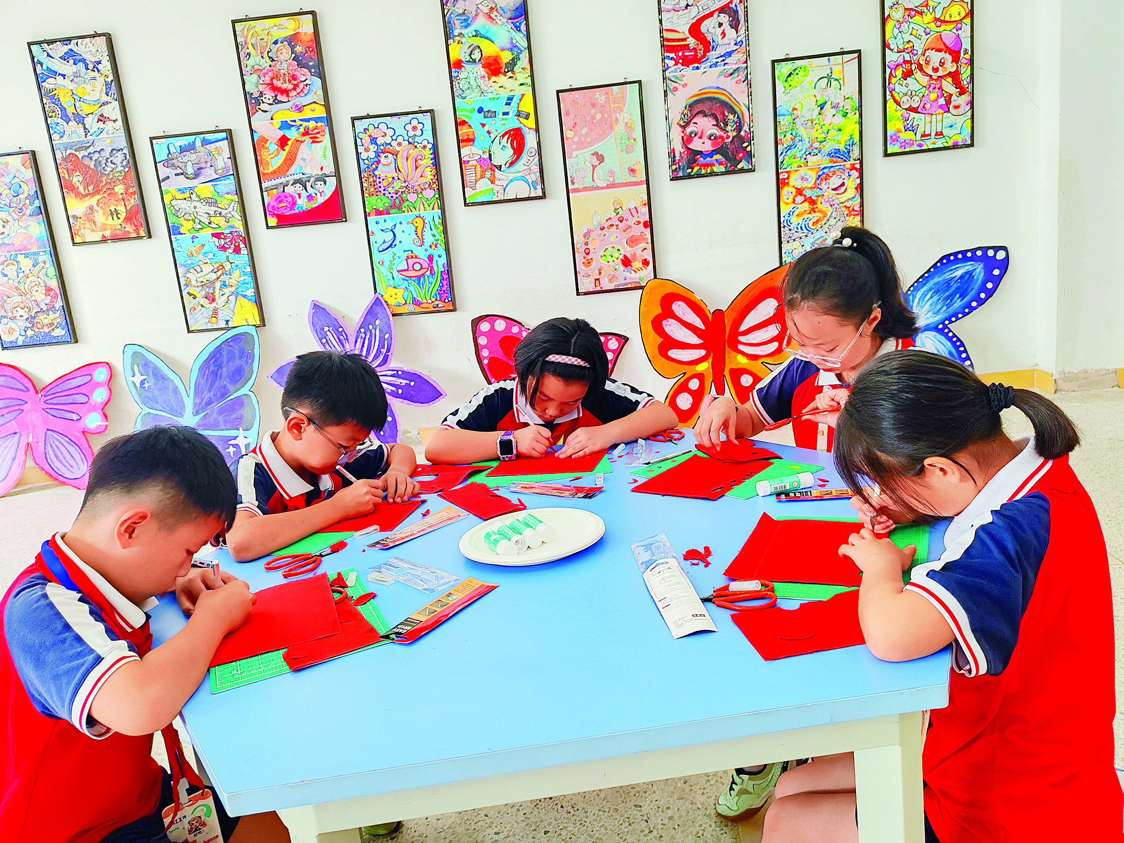 <p>    市实验中学附属学校活动课室里，孩子们在感受传统剪纸非遗艺术。</p>