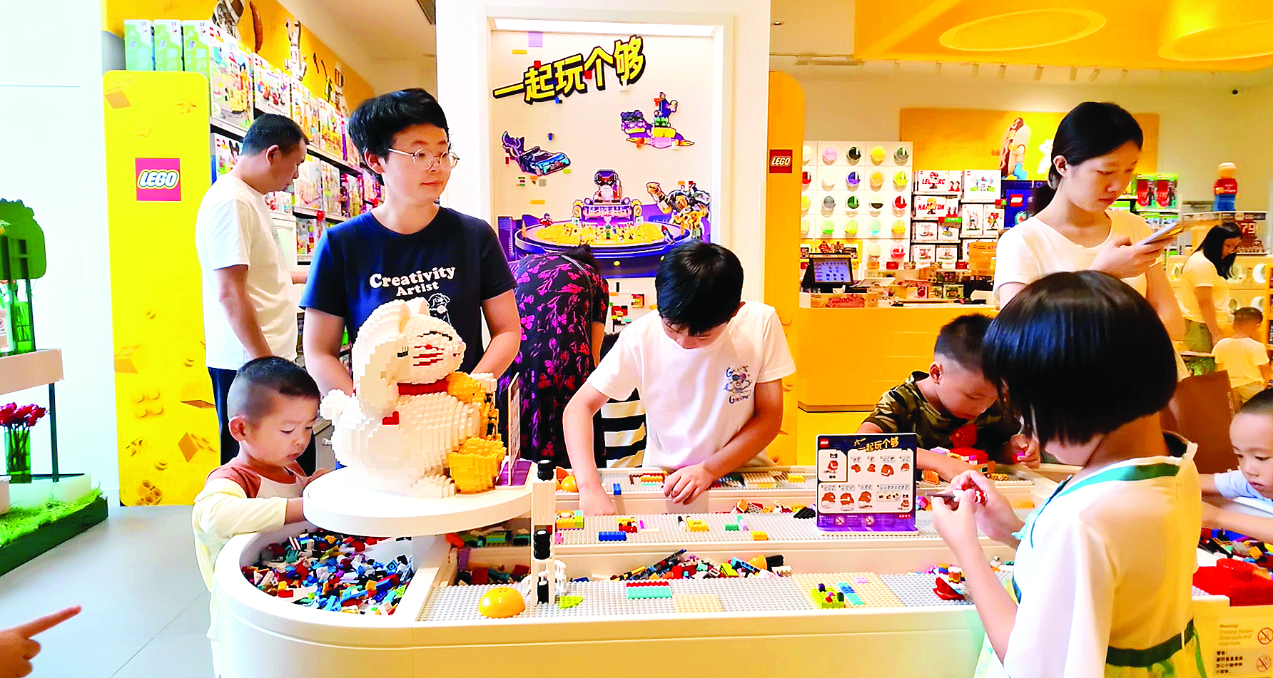     小朋友们在LEGO乐高授权专卖店惠州华贸天地店游玩体验。