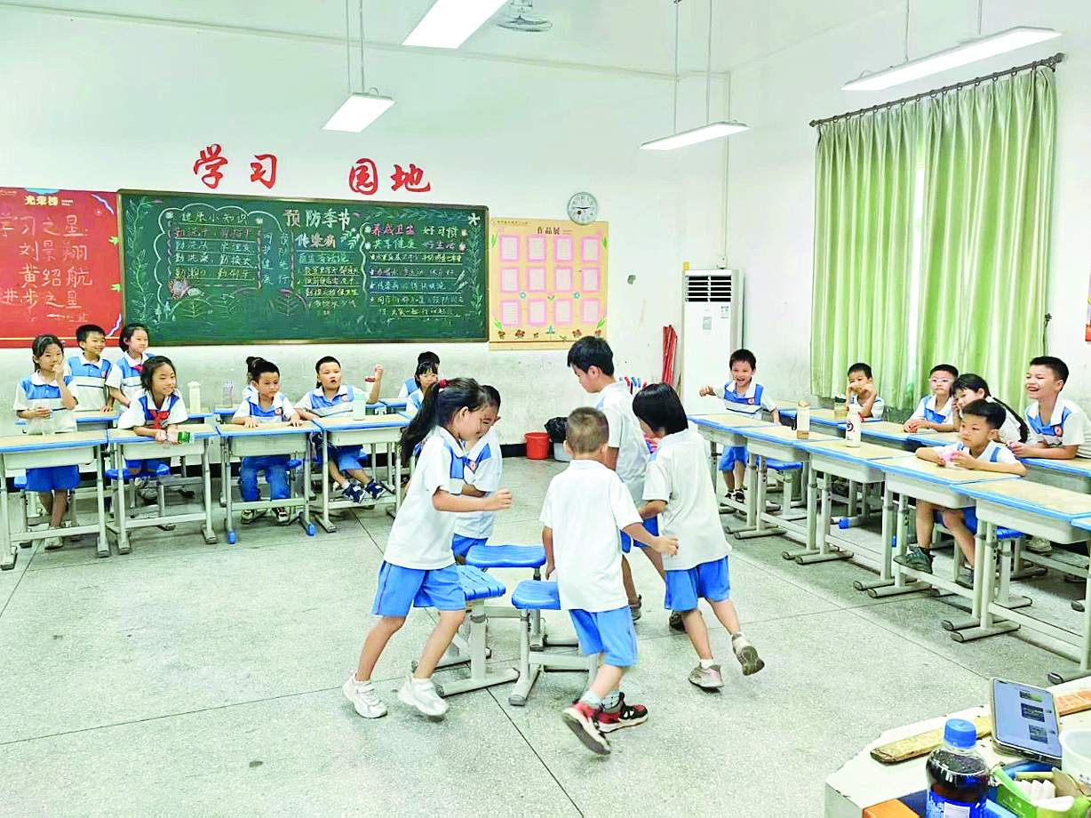     九潭中心小学学生玩趣味游戏。