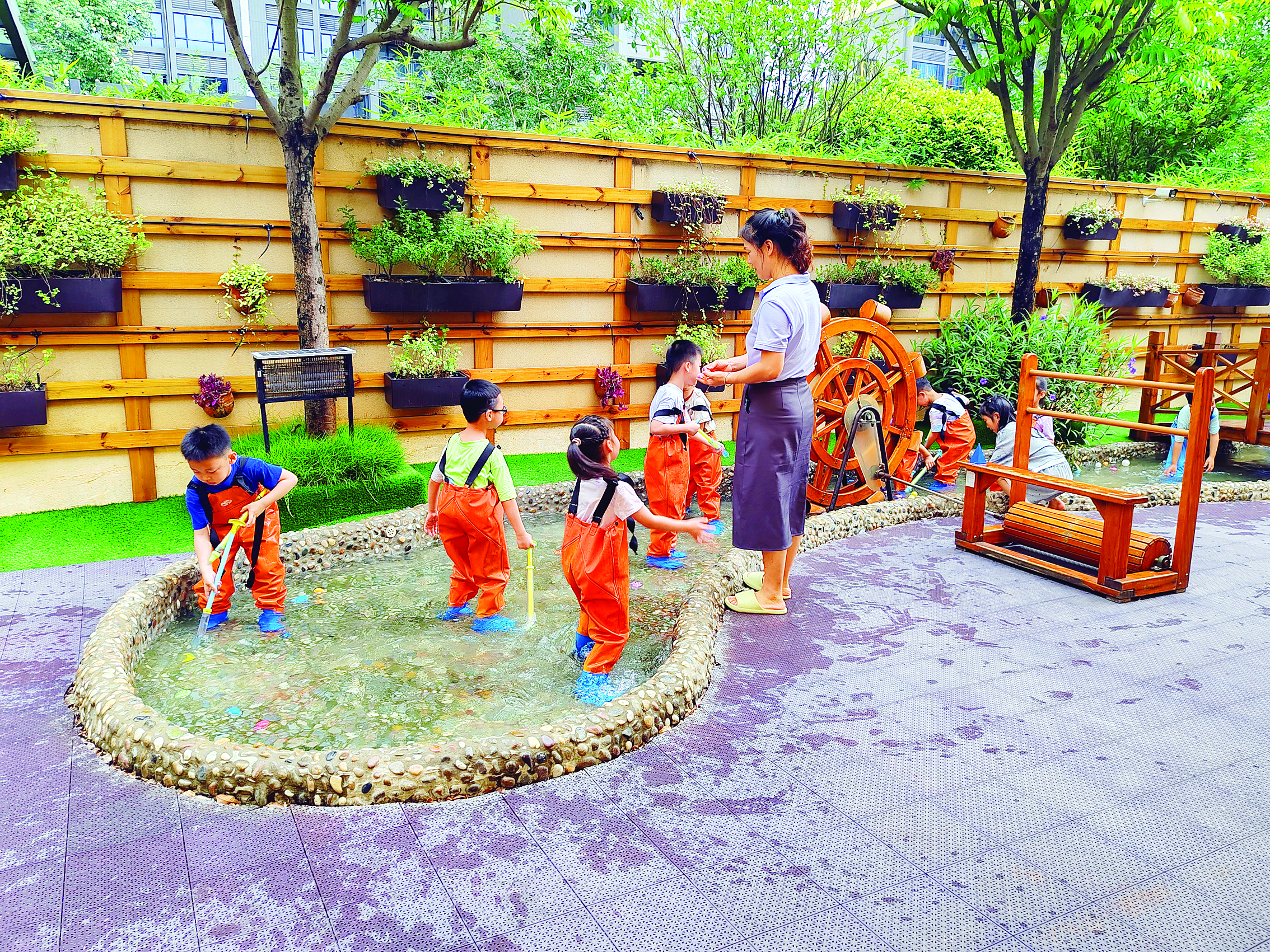 <p>    市机关第二幼儿园的孩子们正在戏水。</p>