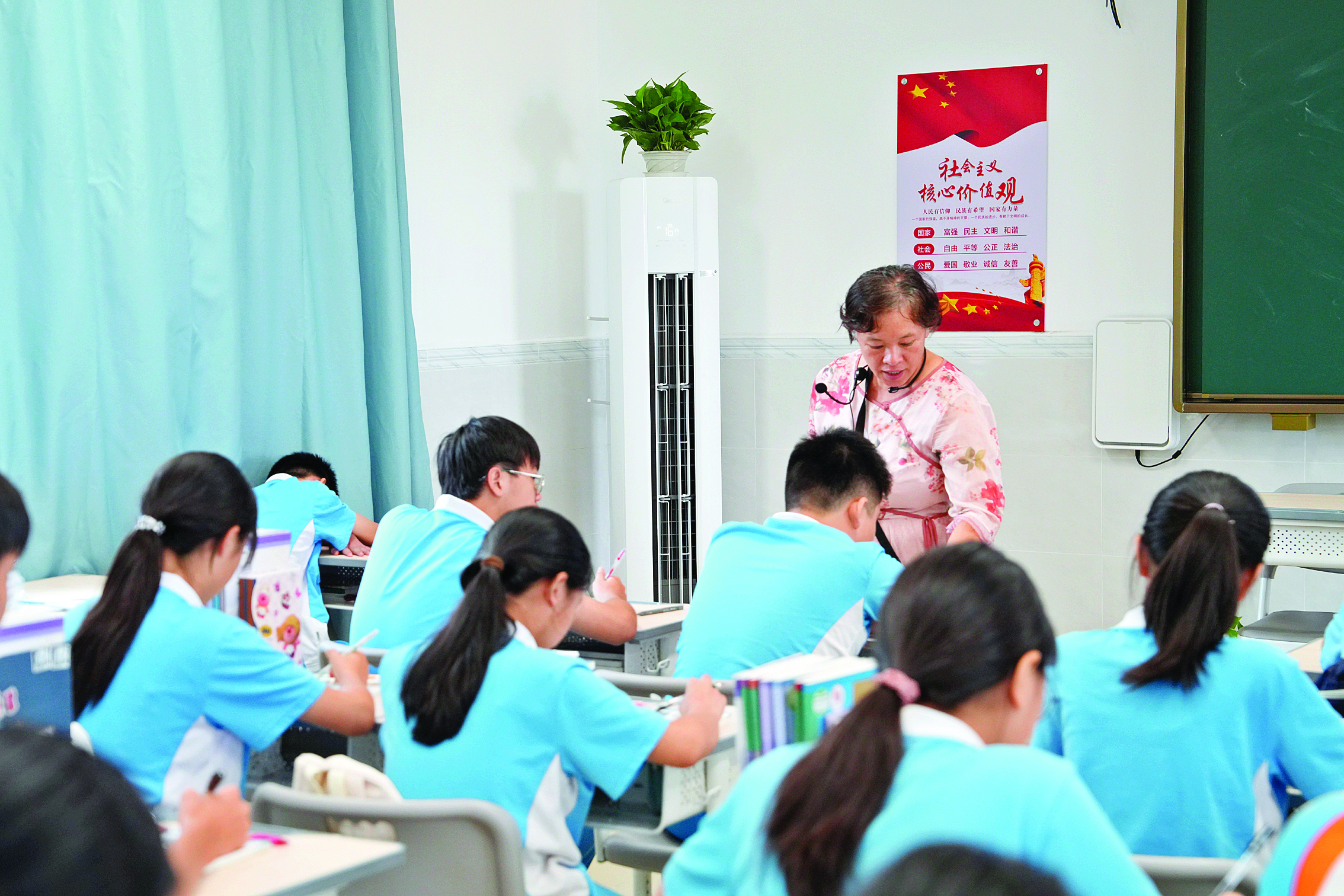     龙门县第四中学学生在设备完善的课室里上课。惠州日报记者黄宇翔 摄