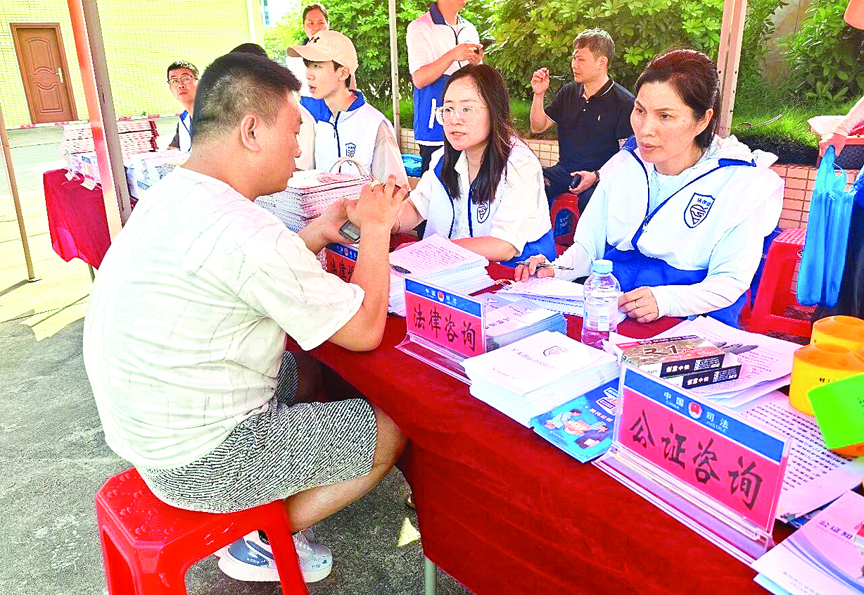     龙门县“法律援助流动驿站”上门服务务实暖心。惠州日报记者黄宇翔 摄