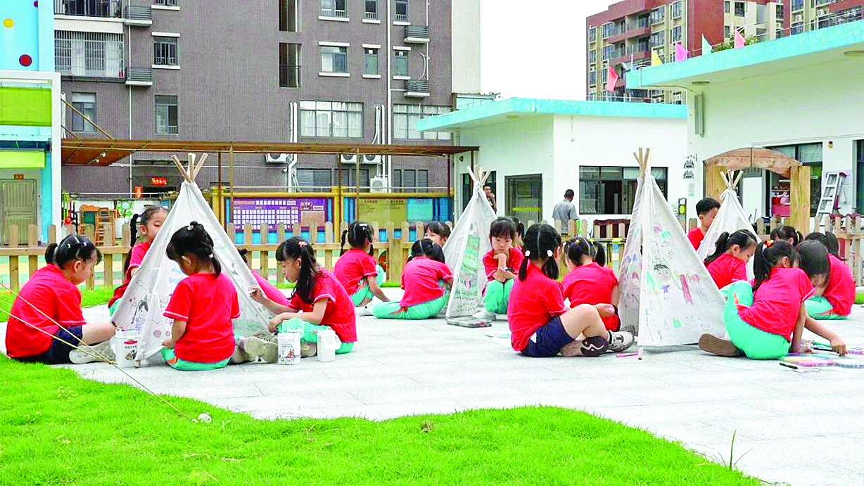     在龙门县第二幼儿园的益智课堂上，孩子们围坐在一起画画。惠州日报记者黄宇翔 通讯员龙融心 摄