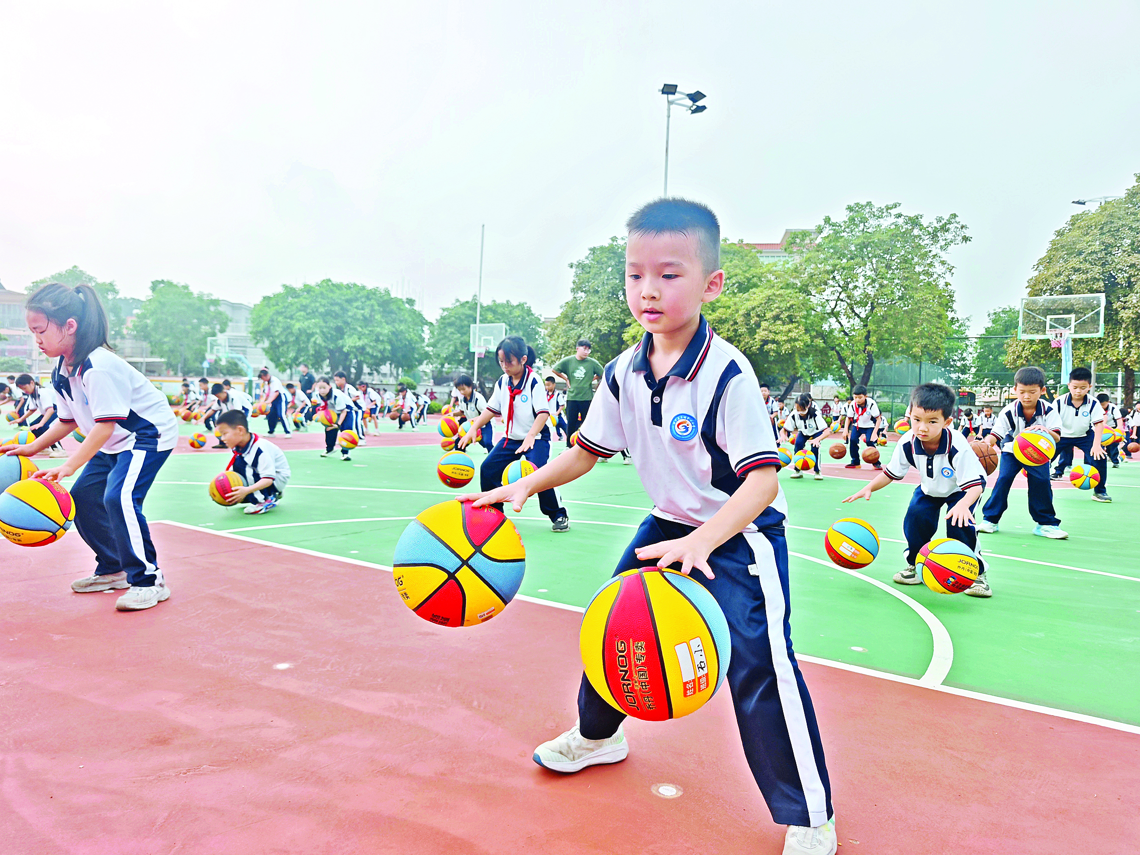     博罗县石坝中心小学篮球操展演活力满满。石坝中心小学提供