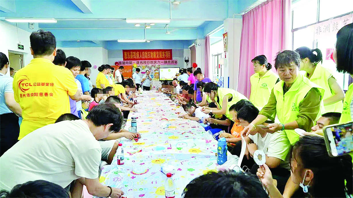     孩子们在爱与陪伴中度过了欢乐的节日。惠州日报记者赖金朗 通讯员蓝文超 郭锦 摄
