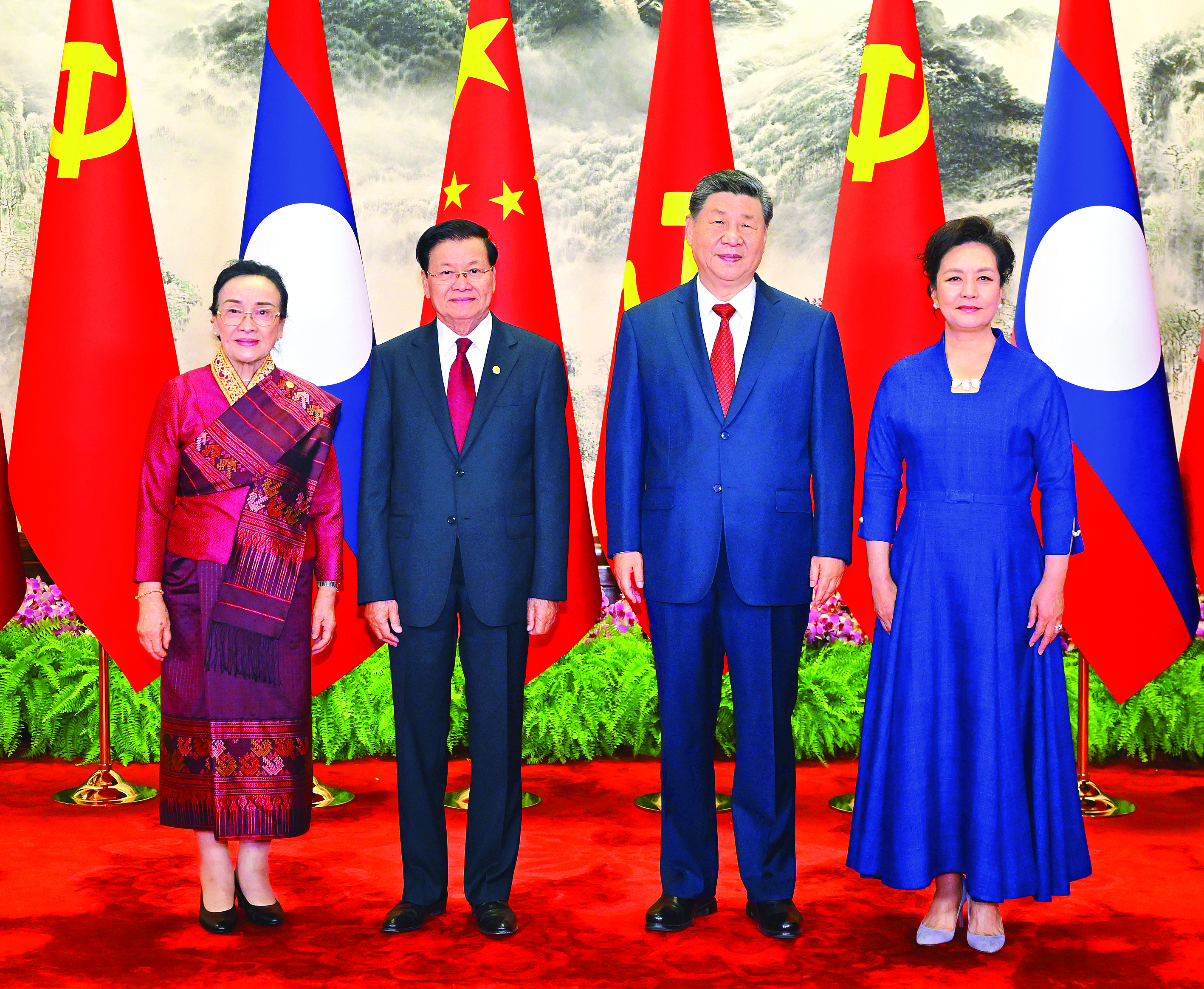     6月5日下午，中共中央总书记、国家主席习近平在北京人民大会堂同来华进行国事访问的老挝人民革命党中央总书记、国家主席通伦举行会谈。这是会谈前，习近平和夫人彭丽媛同通伦和夫人娜丽合影。新华社发