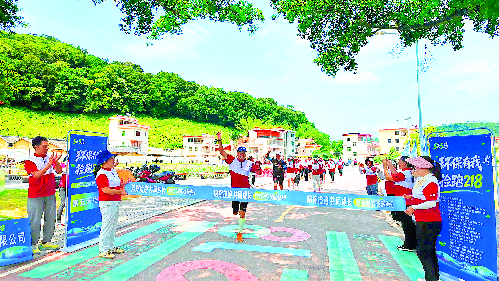    6月5日，惠州捡跑志愿者到达终点218最美旅游公路龙门县麻榨镇中心村千年古榕驿站。惠州日报记者钟畅新 摄