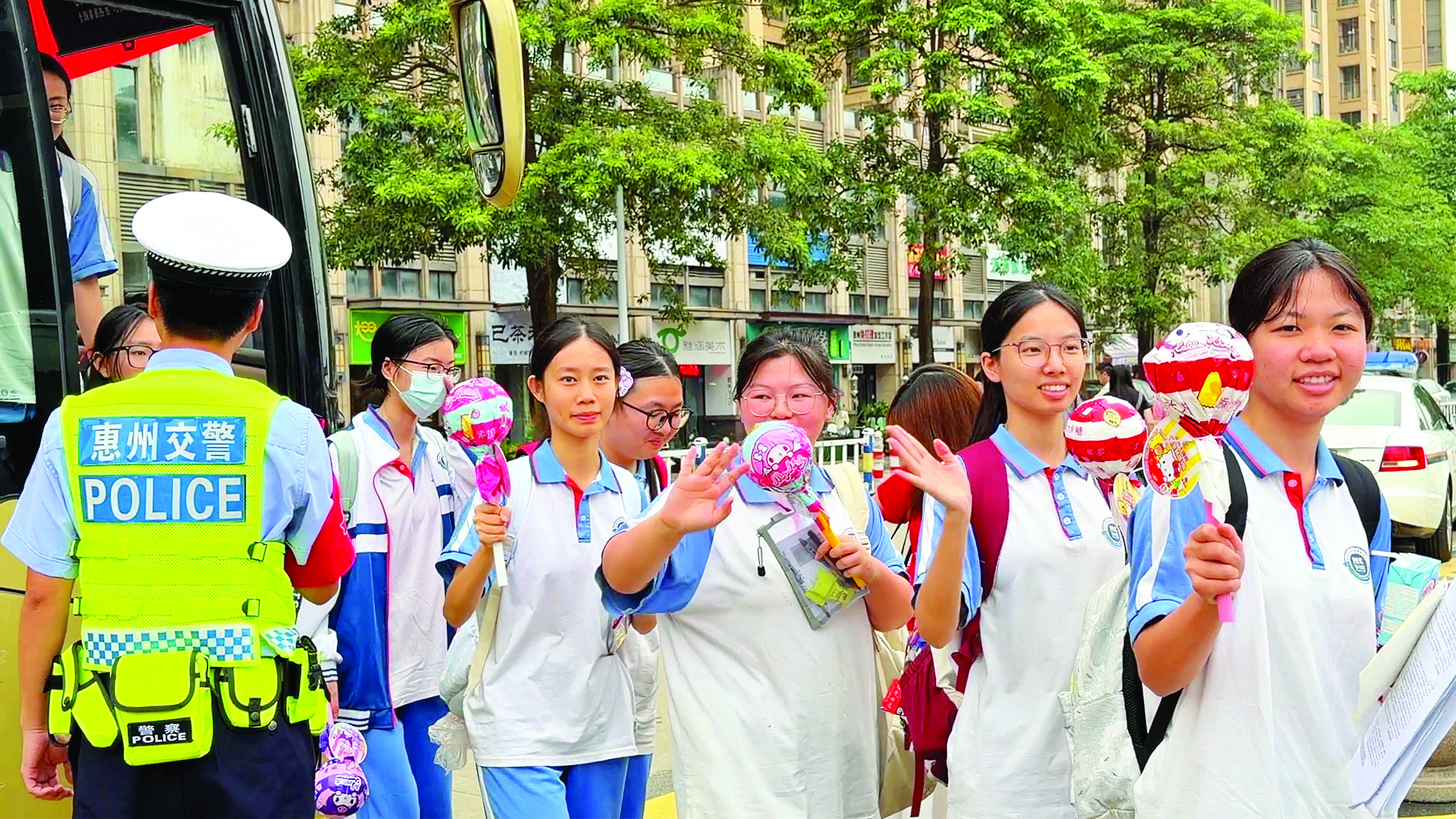     在惠州市华罗庚中学考点，考生开心赴考。 惠州日报记者张艺明 摄