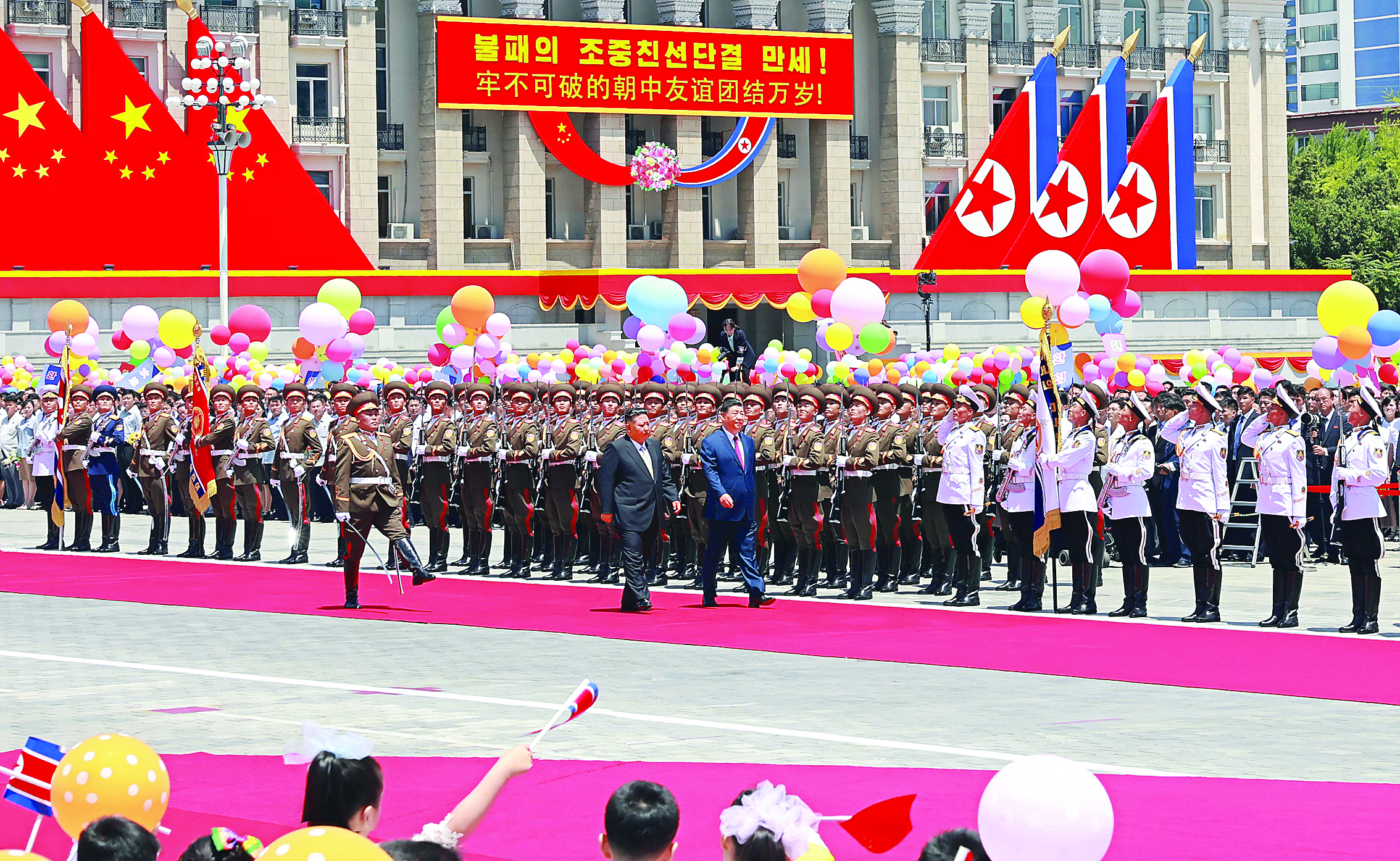     当地时间6月8日中午，朝鲜劳动党总书记、国务委员长金正恩在平壤金日成广场为中共中央总书记、国家主席习近平举行盛大欢迎仪式。这是习近平在金正恩陪同下，检阅朝鲜人民军三军仪仗队。新华社发