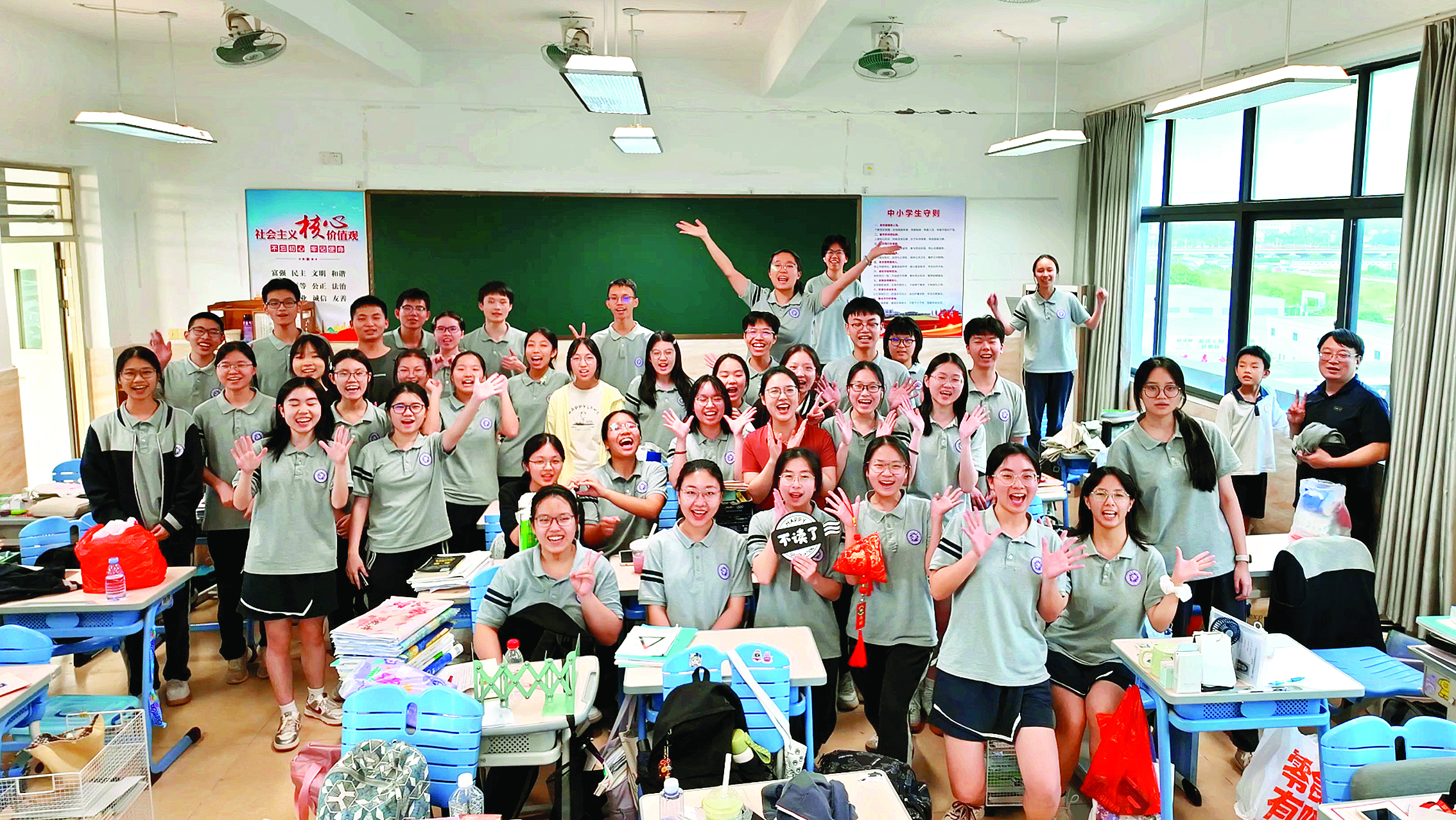     高考结束后，惠州中学的毕业生在班级合影留念。惠州日报记者姜劲宇 摄