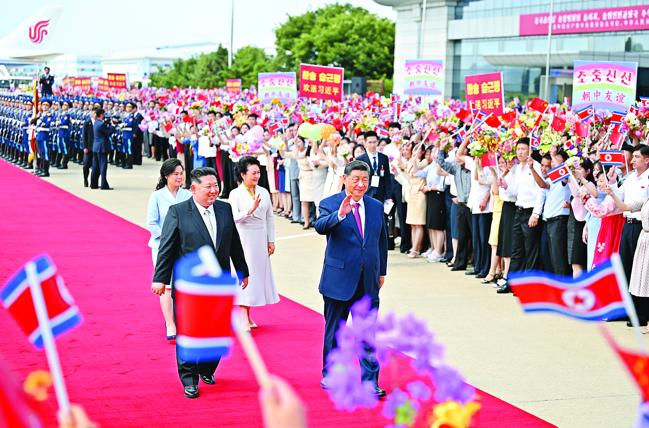     当地时间6月9日下午，中共中央总书记、国家主席习近平结束对朝鲜的国事访问离开平壤。朝鲜劳动党总书记、国务委员长金正恩和夫人李雪主到机场送行，为习近平和夫人彭丽媛举行隆重的欢送仪式。新华社发