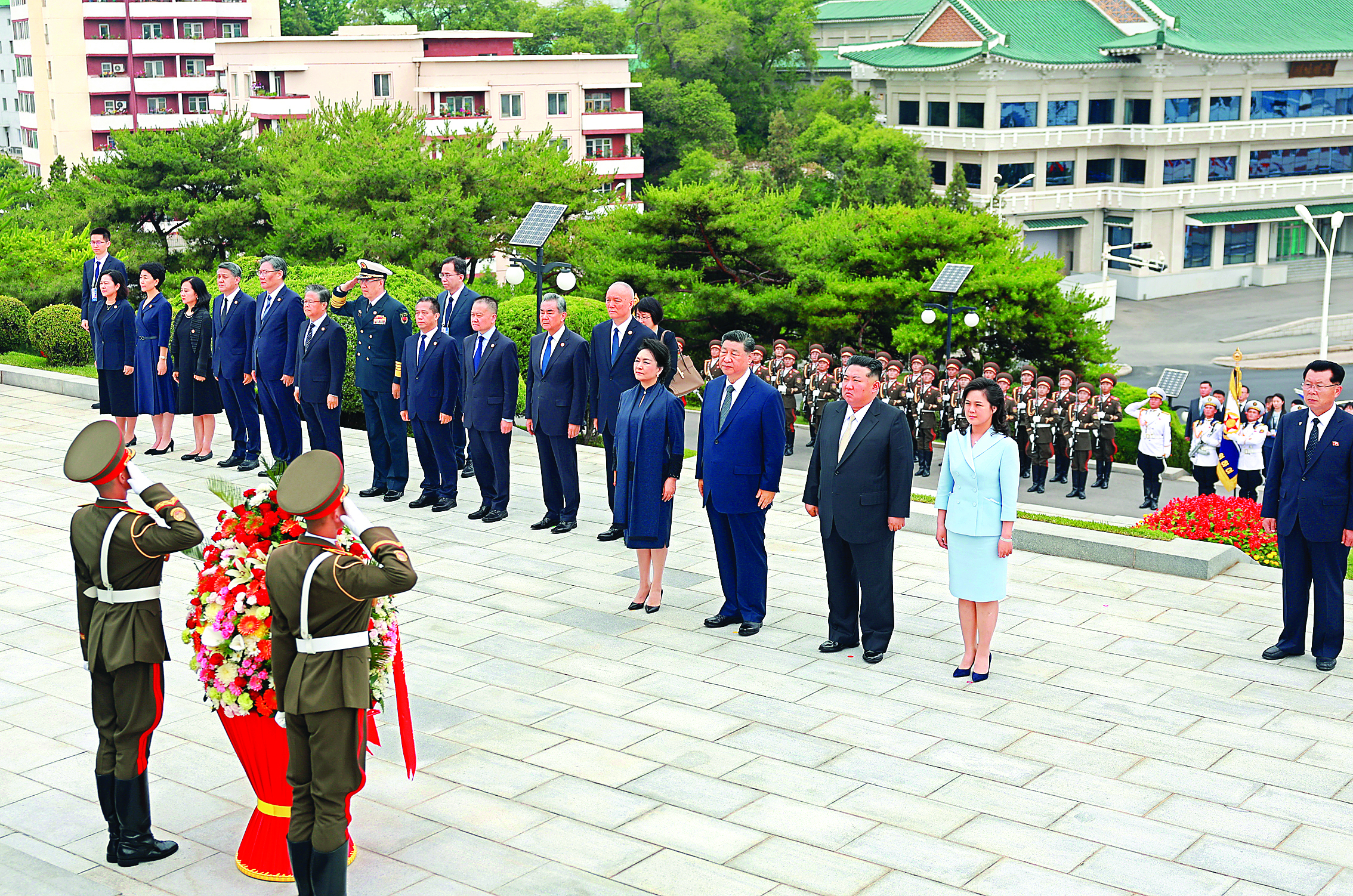     当地时间6月9日上午，正在朝鲜进行国事访问的中共中央总书记、国家主席习近平和夫人彭丽媛参谒中朝友谊塔。朝鲜劳动党总书记、国务委员长金正恩和夫人李雪主陪同。新华社发