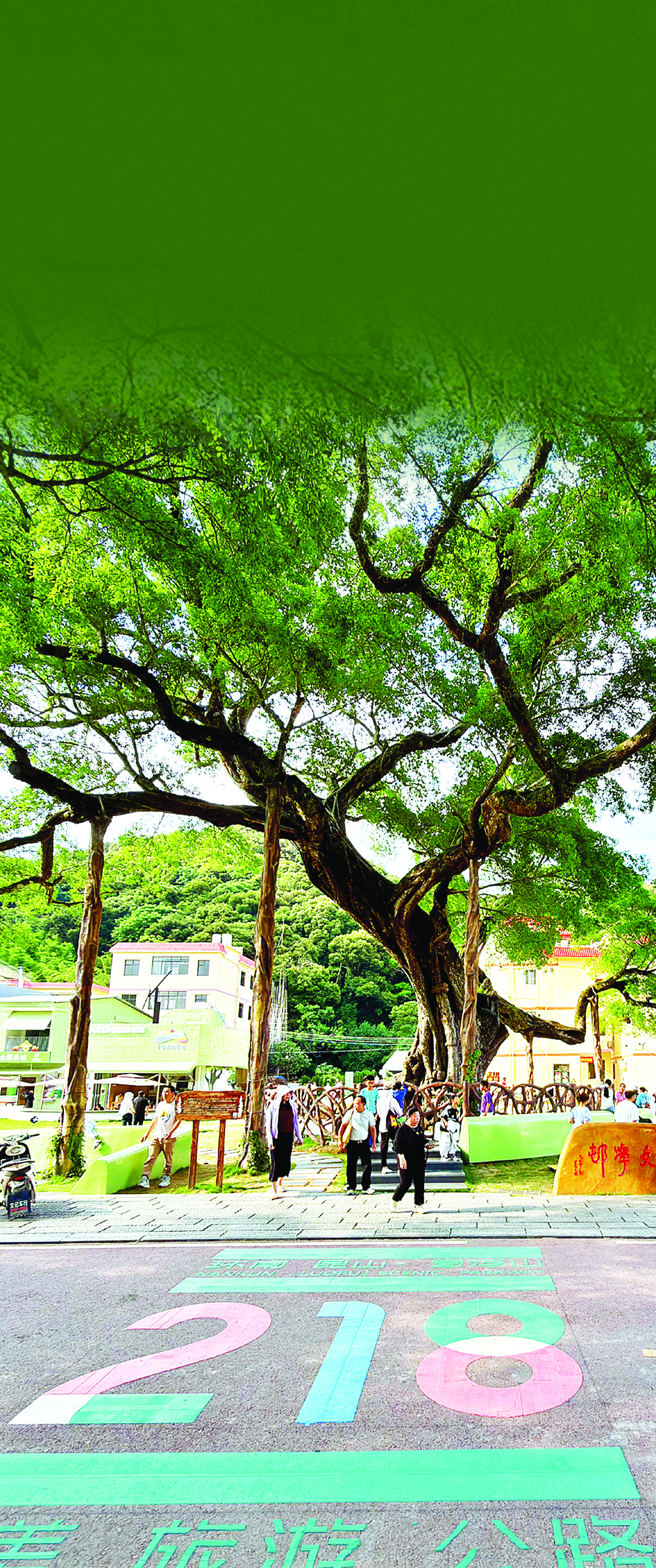     每逢节假日，便有大批游客前来218最美旅游公路游玩打卡。