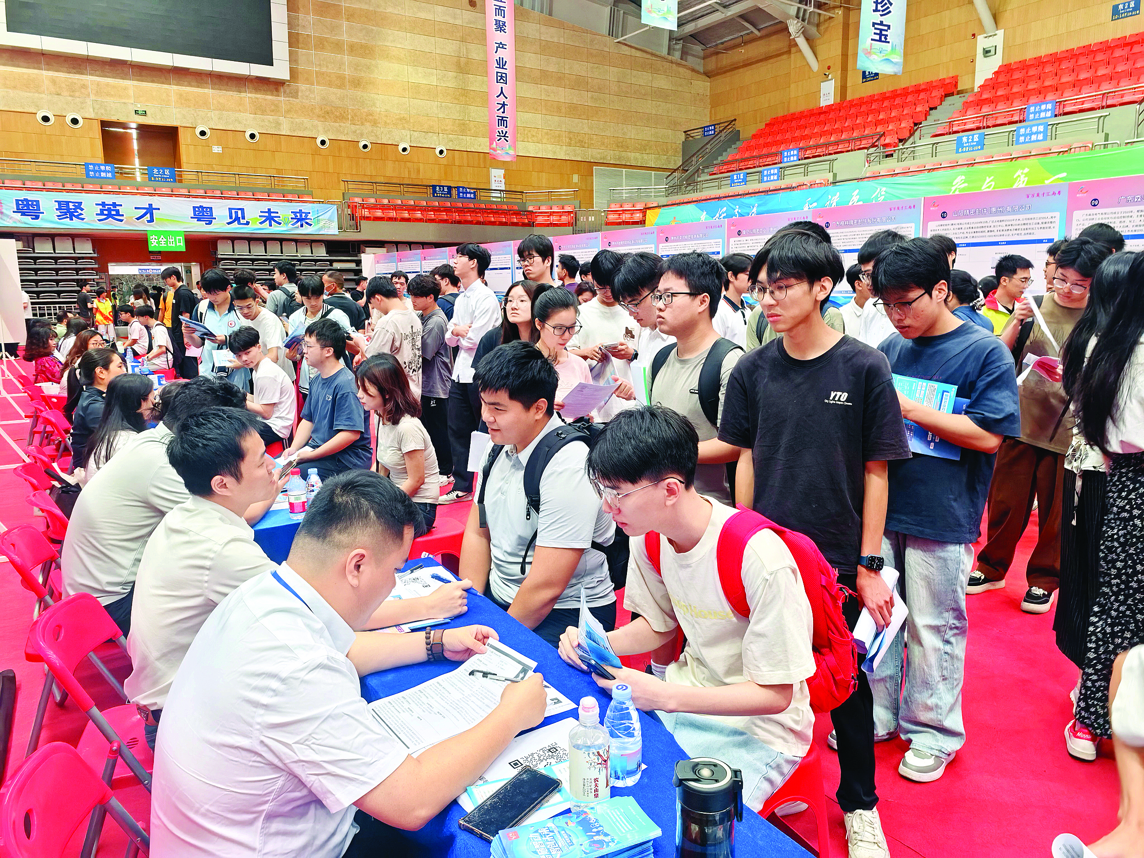     招聘会现场。惠州日报记者钟畅新 摄