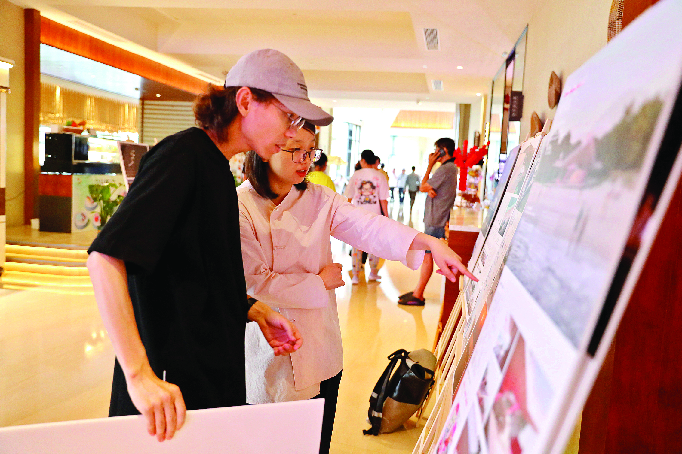     嘉宾观看入围团队方案展览。惠州日报记者杨建业 张艺明 摄