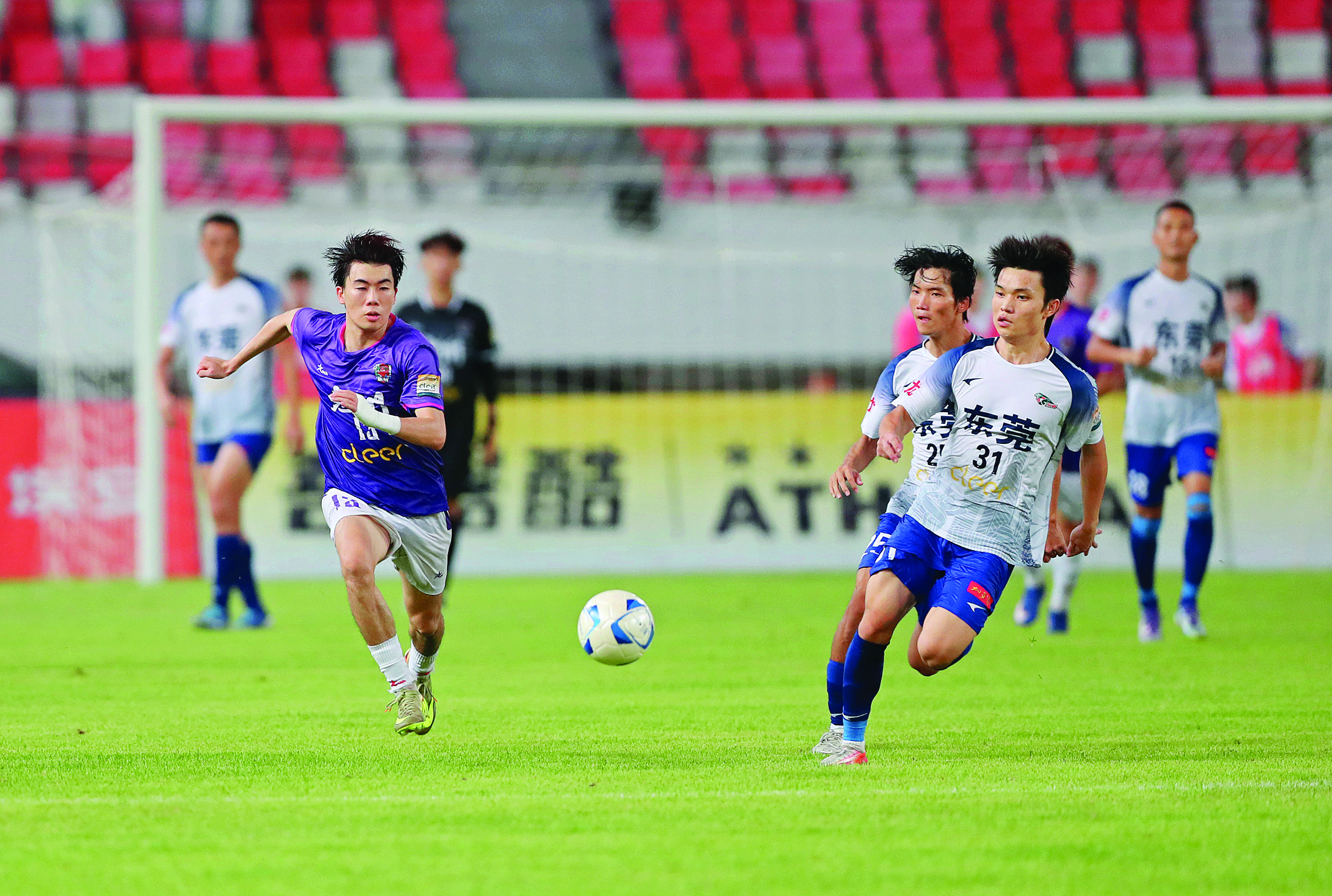 <p>    双方球员全力拼抢。</p>