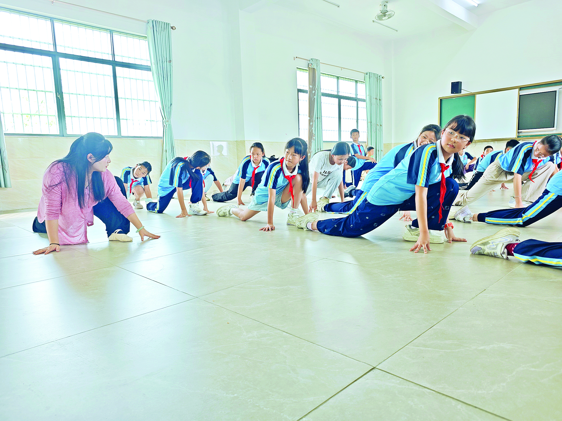     柏塘中心小学周末少年宫舞蹈课上，学生正在做拉伸。