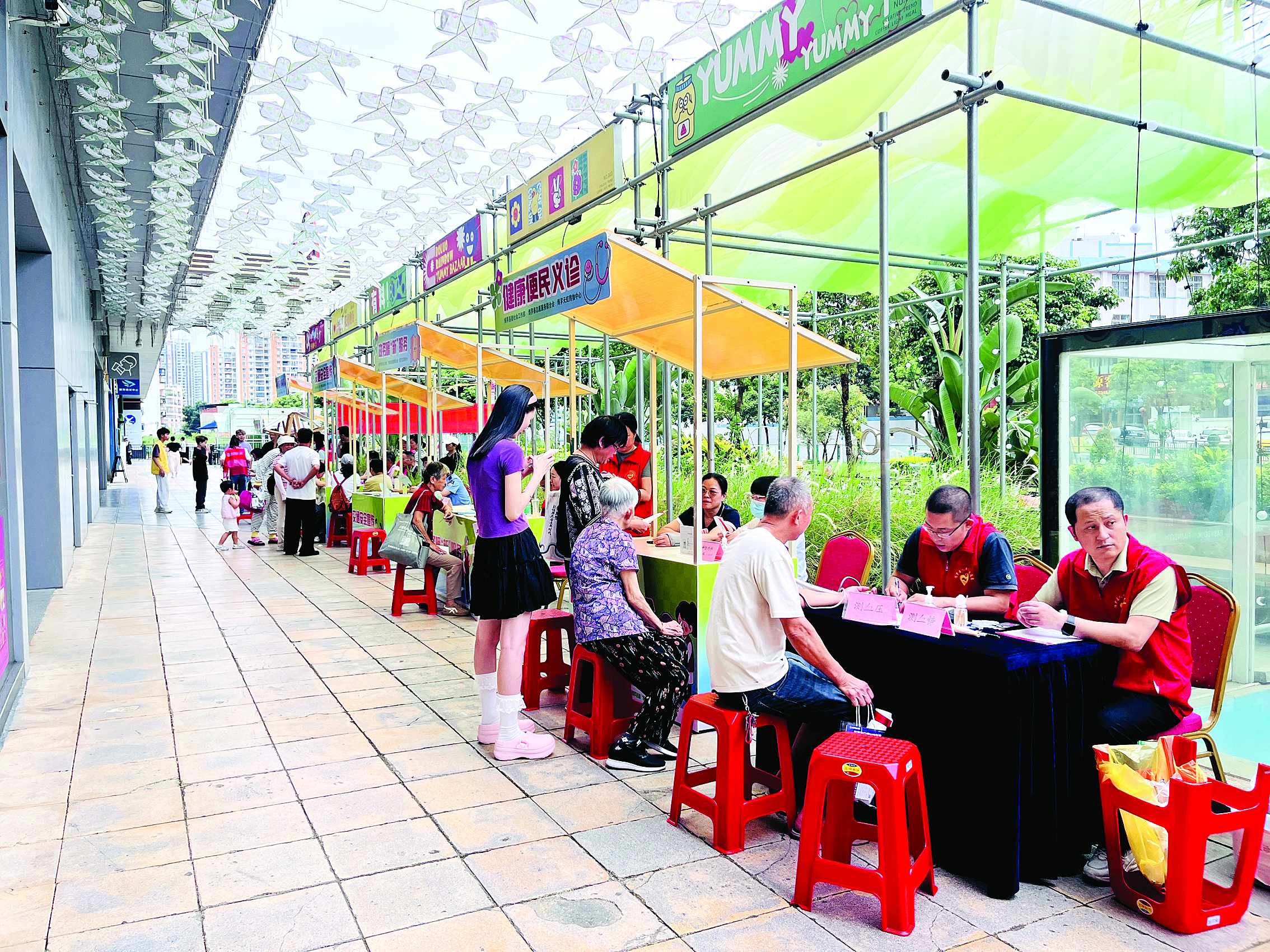     志愿服务集市上志愿者为街坊义诊。