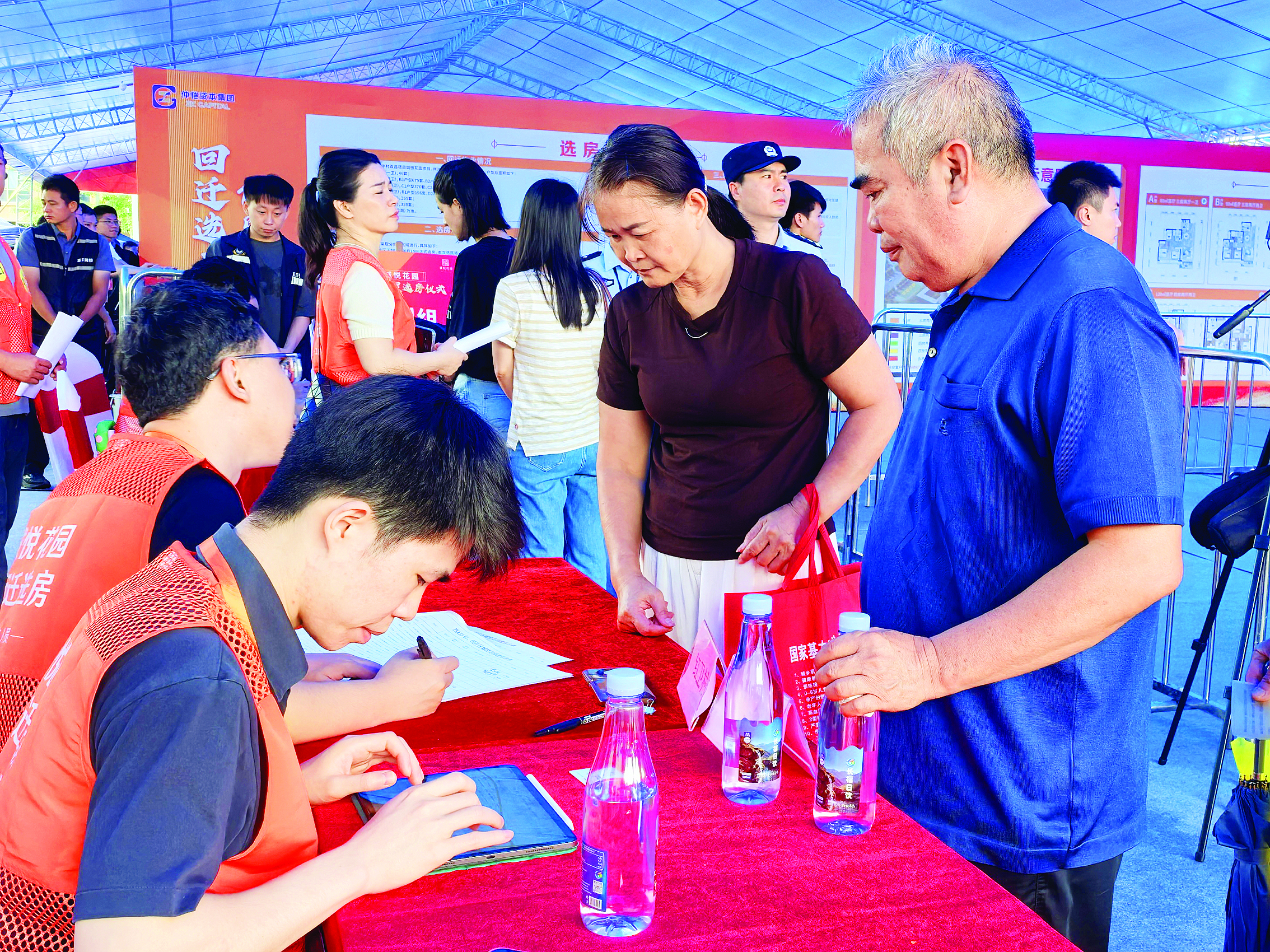     选房村民在现场核对材料完成签到。本组图片 惠州日报记者钟玮 摄