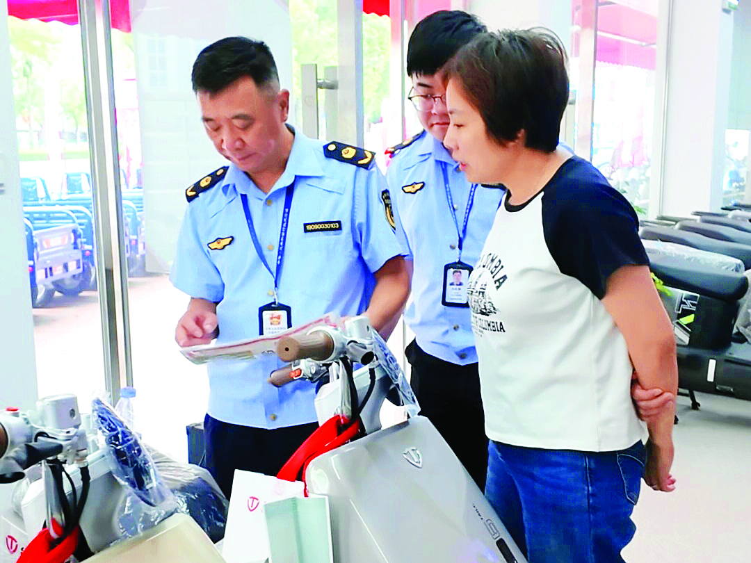     执法人员向商家讲解法律法规。惠州日报记者孙景禧 香金群 摄