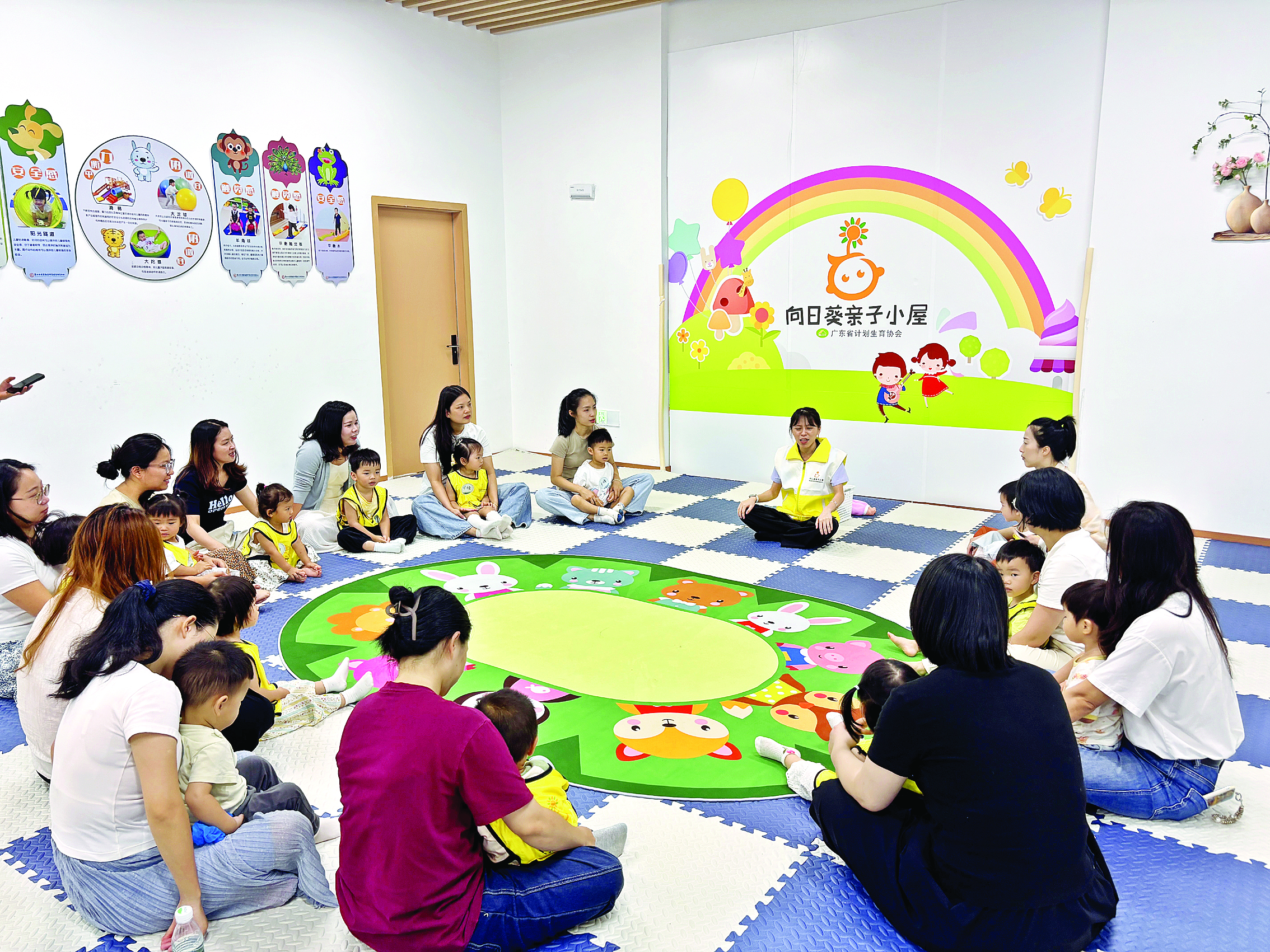    “向日葵亲子小屋”布置舒适温馨。