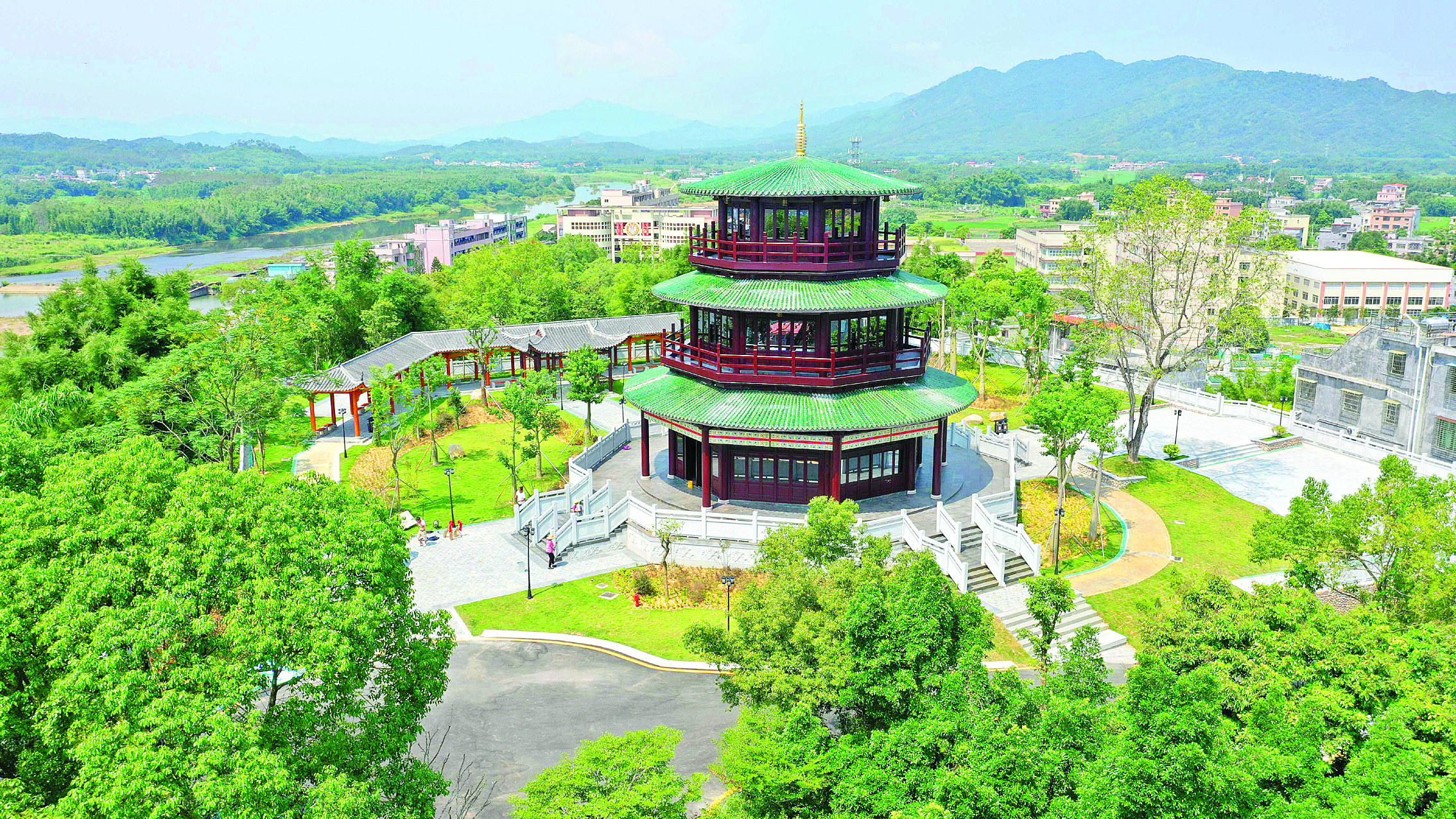     如今的龙门生态优美、城乡和美。图为龙门县城风光。