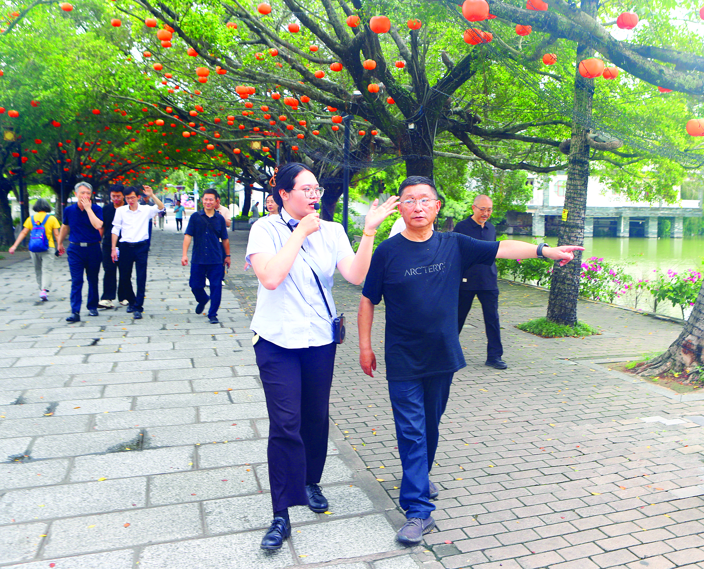     6月15日，阿来在惠州西湖参观采风。