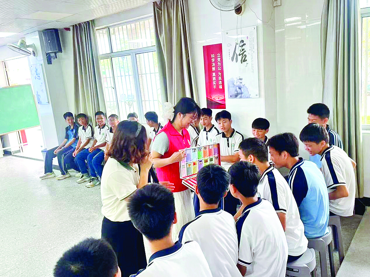     禁毒志愿者向学生讲解毒品的危害。    惠州日报记者蔡伟健 通讯员郭晓锋 摄