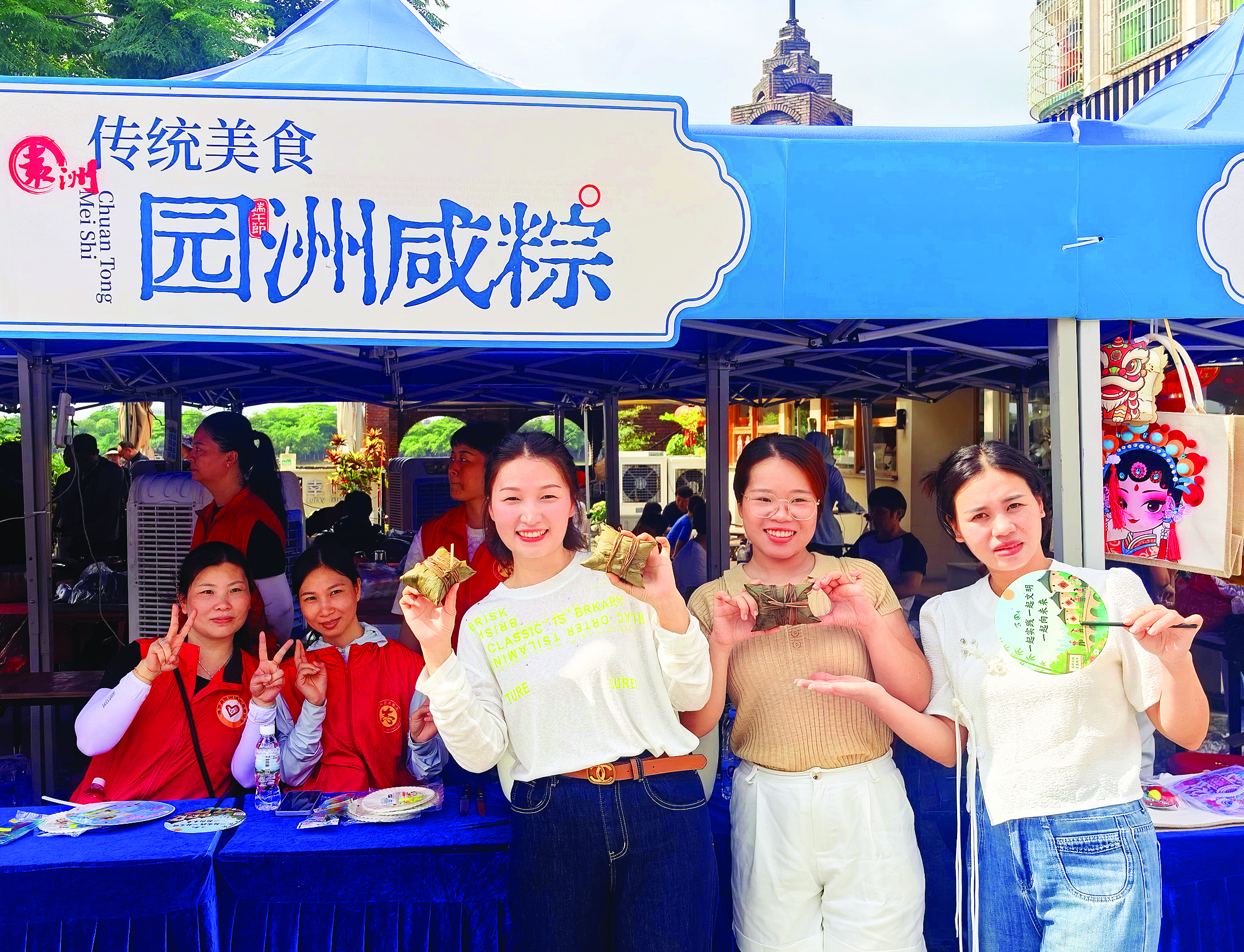     市民在园洲镇逛端午集市。惠州日报记者钟畅新 摄