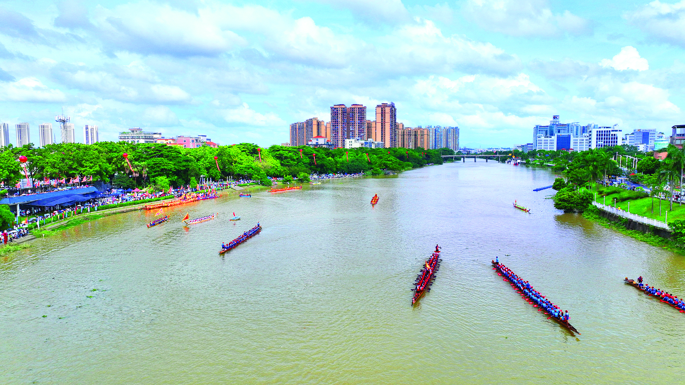     6月19日，2026年博罗县石湾镇端午游龙活动在龙舟公园举行，13条龙舟逐浪沙河。惠州日报记者钟畅新 摄